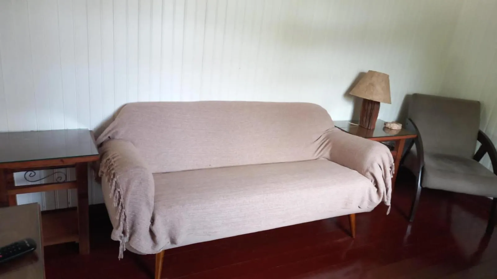 Living room, Bed in Chale de Madeira - Lareira e Fogueira---lindo gramado com mesa para café da manhã, churrasqueira e fogueira