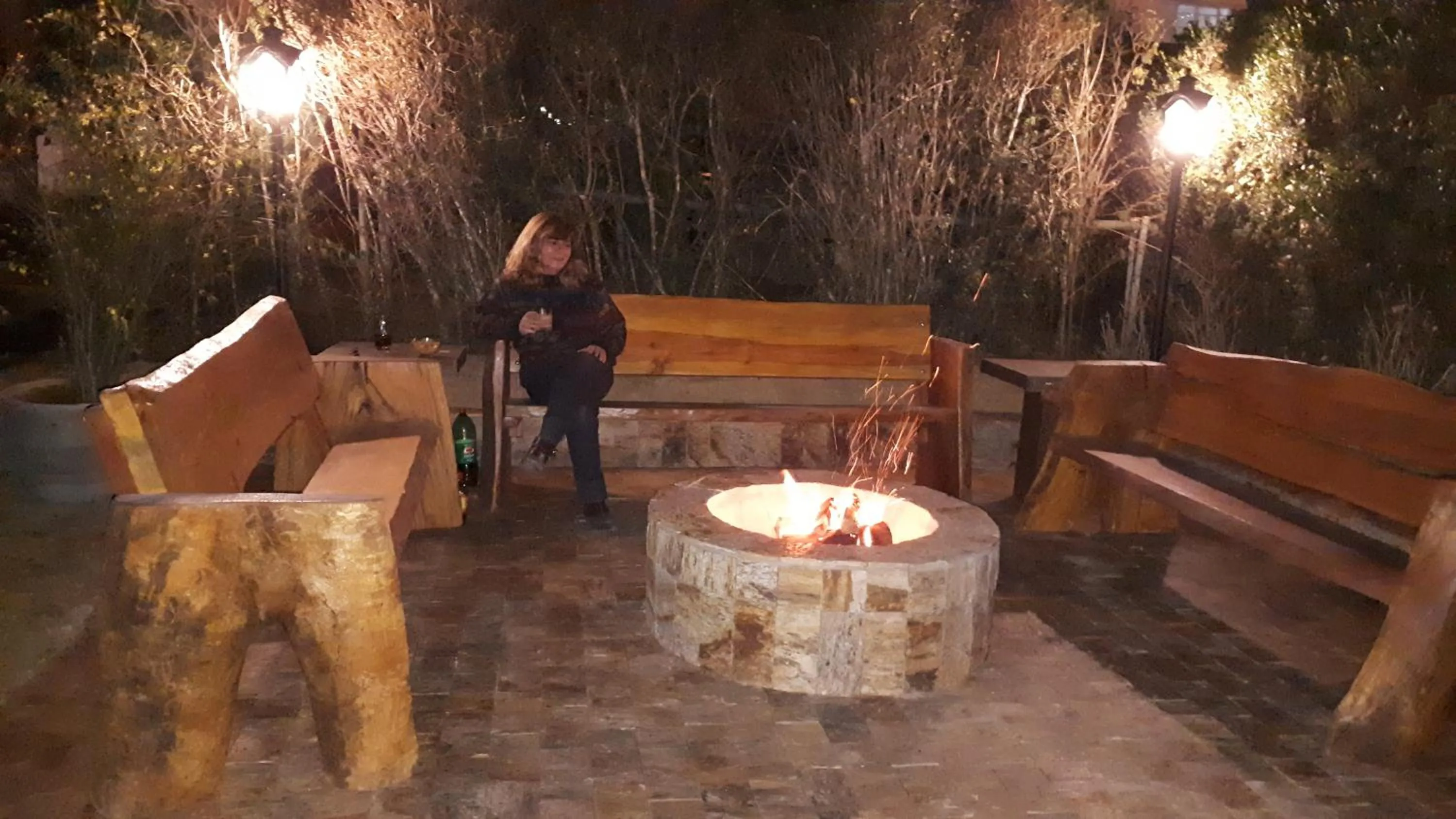 Evening entertainment in Chale de Madeira - Lareira e Fogueira---lindo gramado com mesa para café da manhã, churrasqueira e fogueira