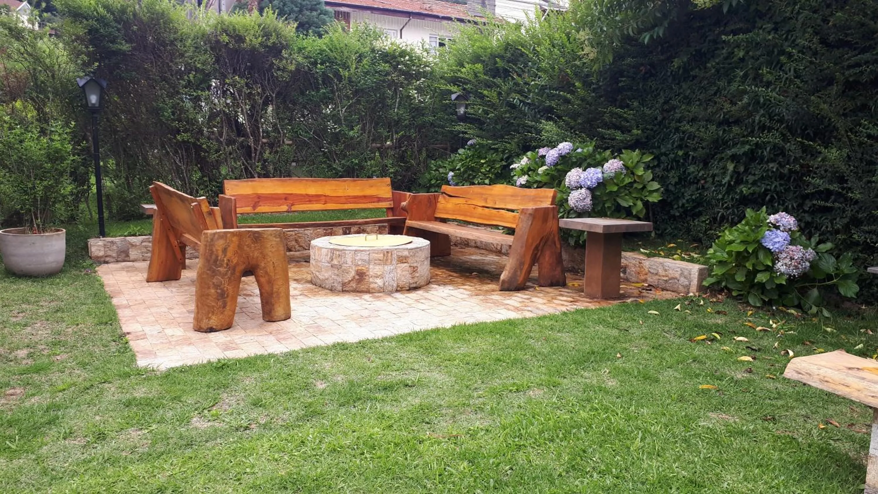 Garden in Chale de Madeira - Lareira e Fogueira---lindo gramado com mesa para café da manhã, churrasqueira e fogueira