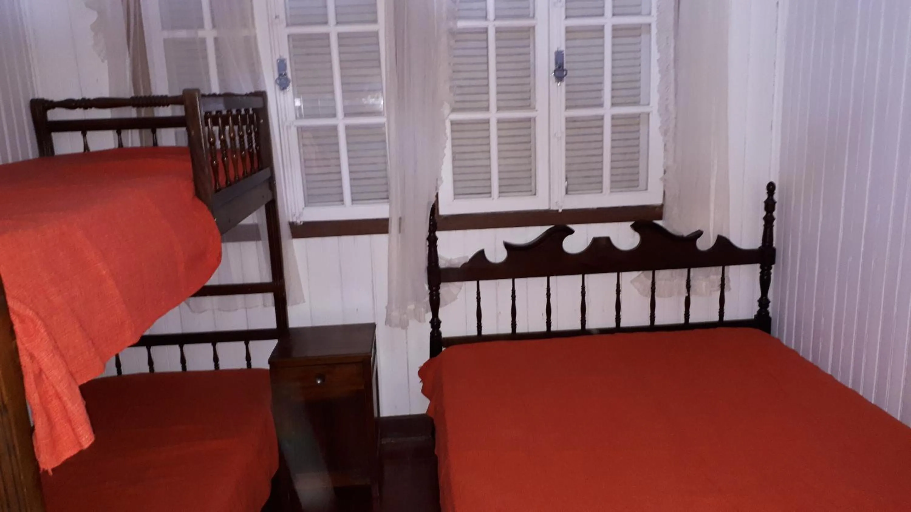 Bedroom, Bed in Chale de Madeira - Lareira e Fogueira---lindo gramado com mesa para café da manhã, churrasqueira e fogueira