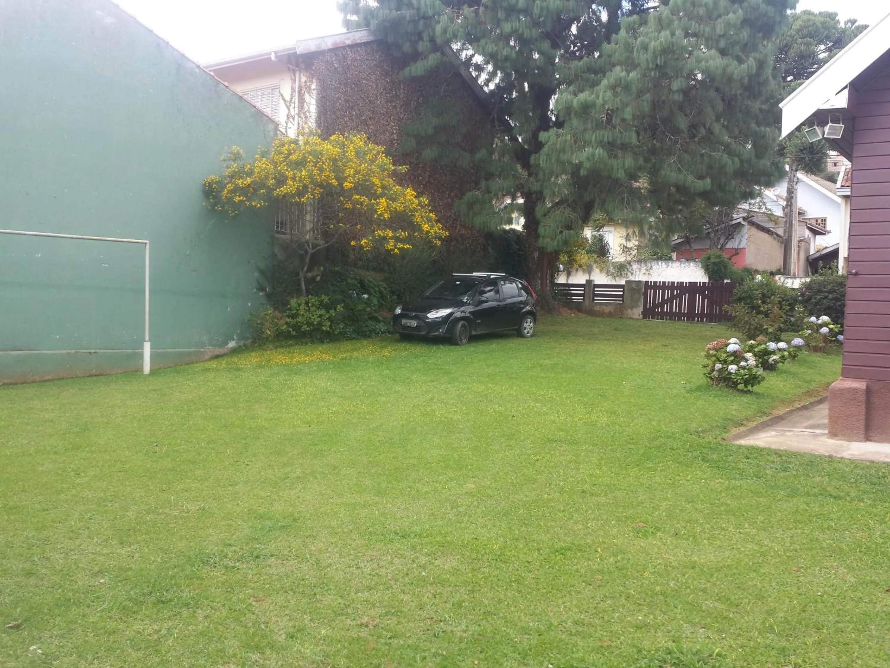 Parking in Chale de Madeira - Lareira e Fogueira---lindo gramado com mesa para café da manhã, churrasqueira e fogueira