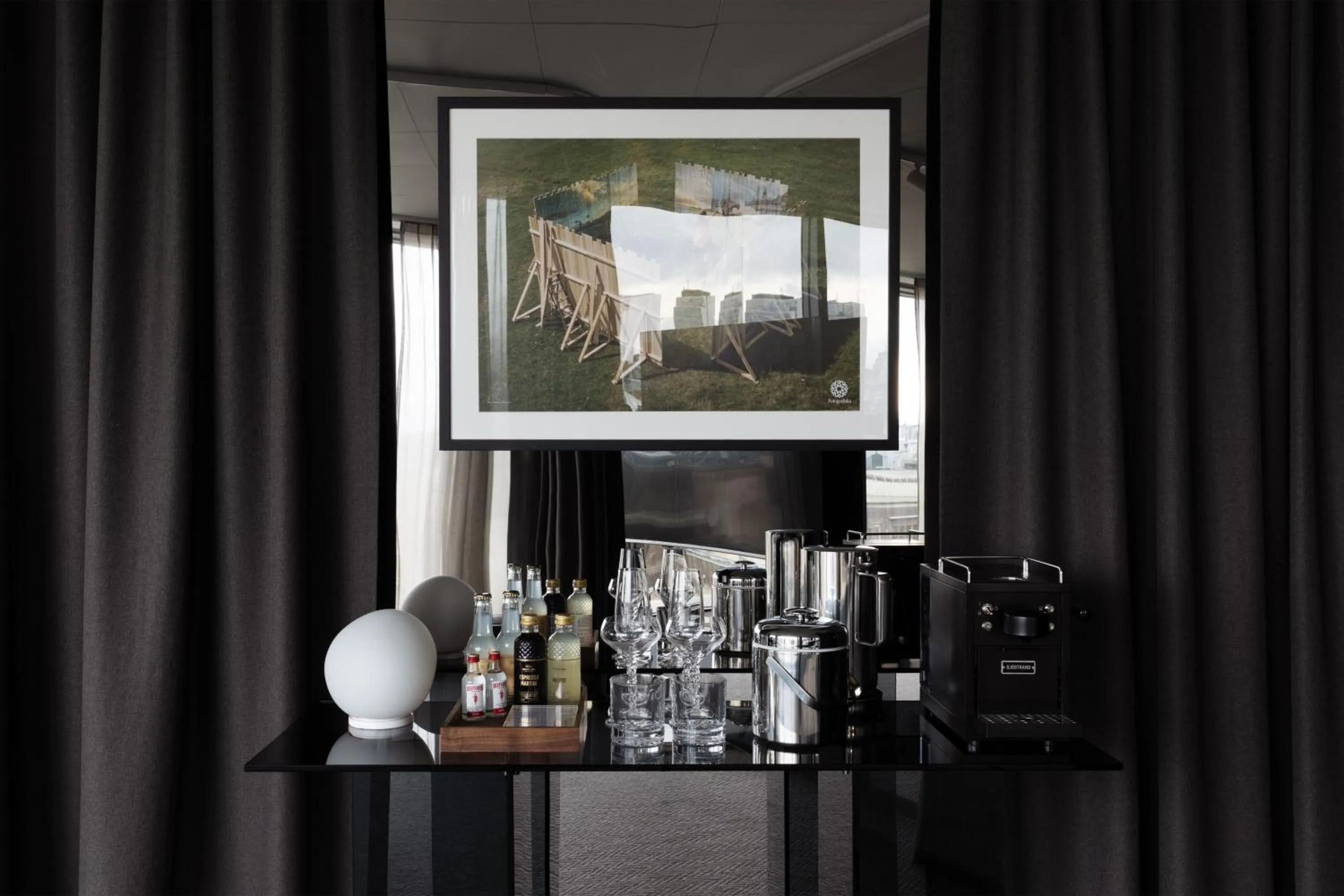 Coffee/tea facilities in Clarion Hotel Sign