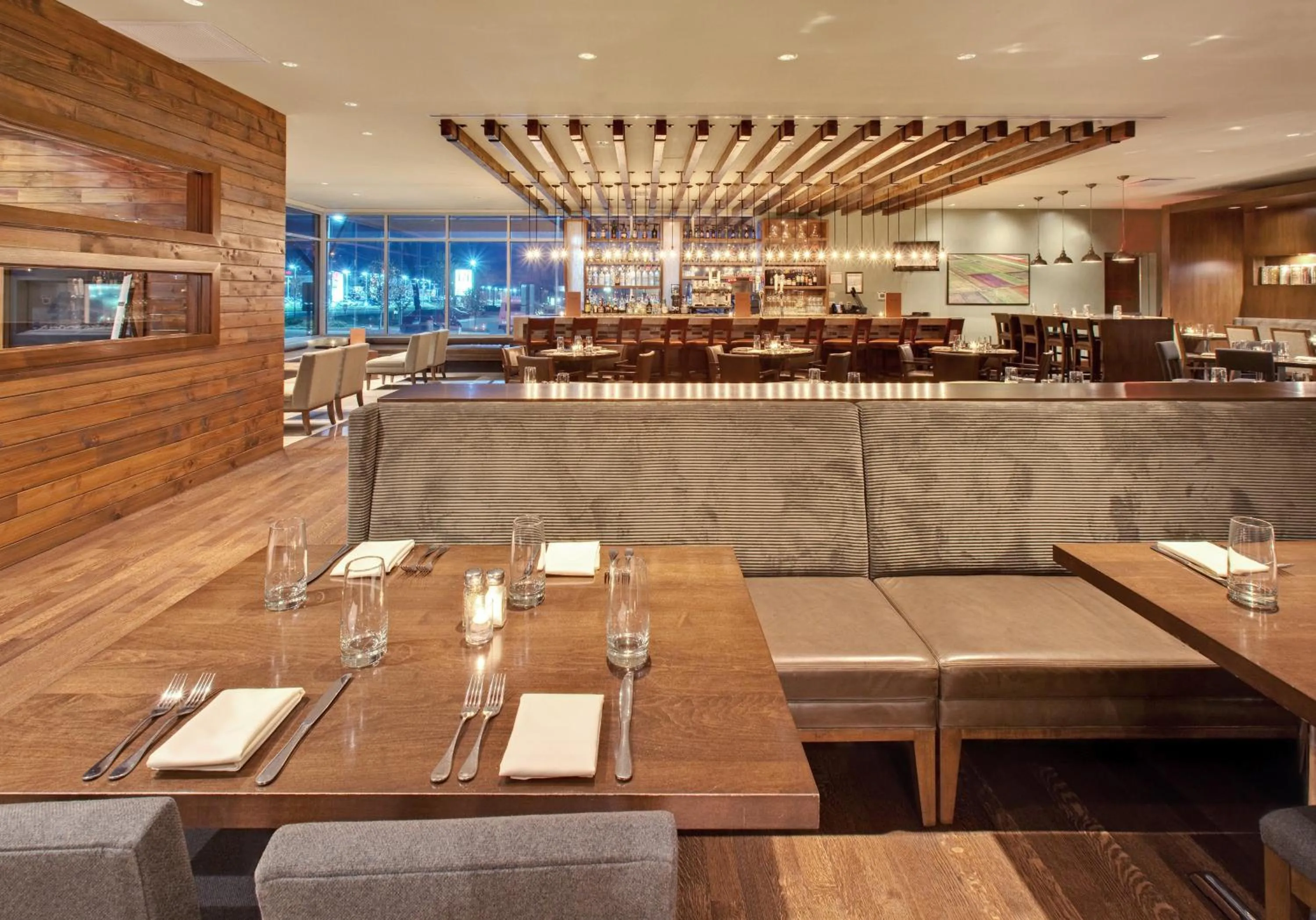 Lounge or bar in Crowne Plaza Hotel Glen Ellyn/Lombard by IHG