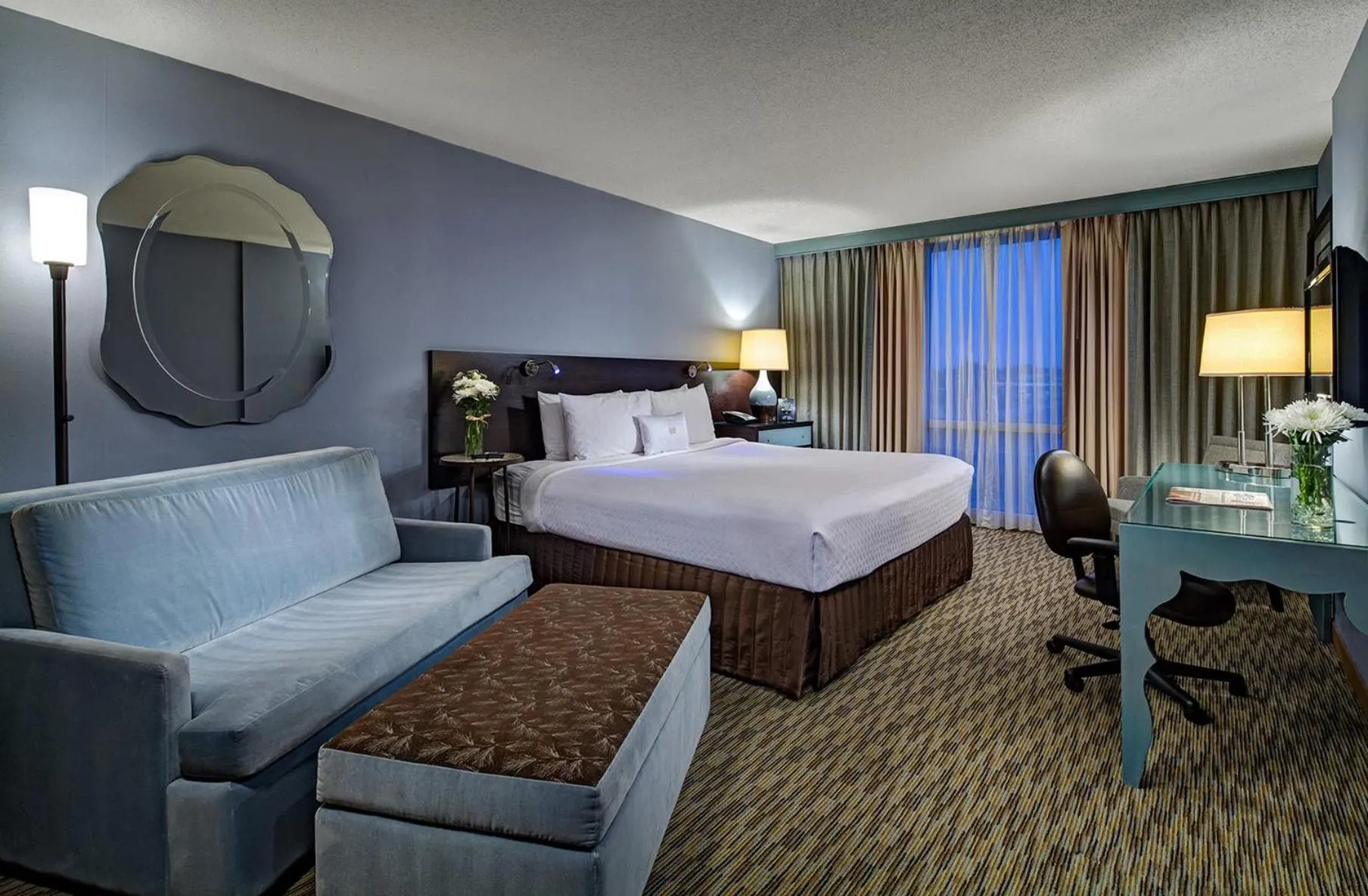 Photo of the whole room, Bed in Crowne Plaza Hotel Glen Ellyn/Lombard by IHG