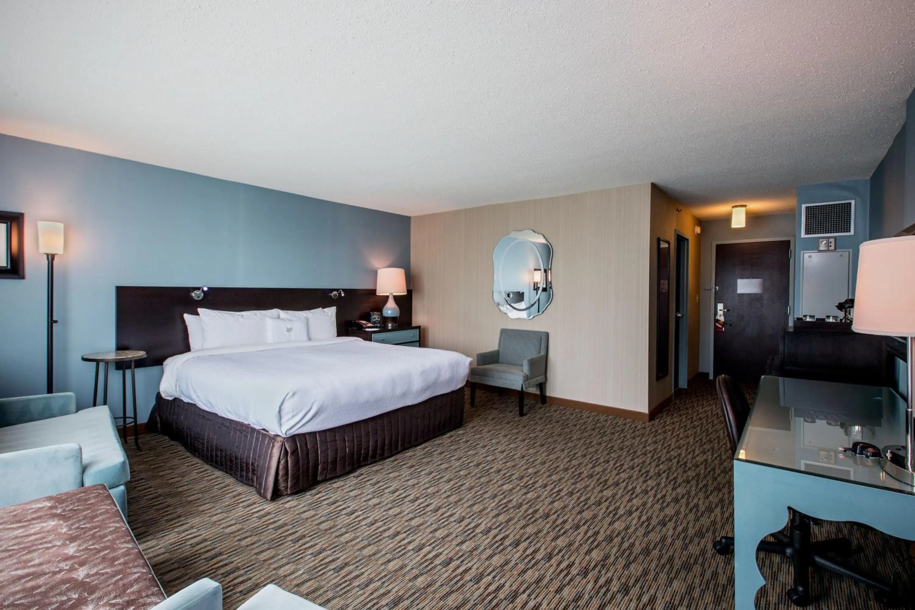 Photo of the whole room, Bed in Crowne Plaza Hotel Glen Ellyn/Lombard by IHG