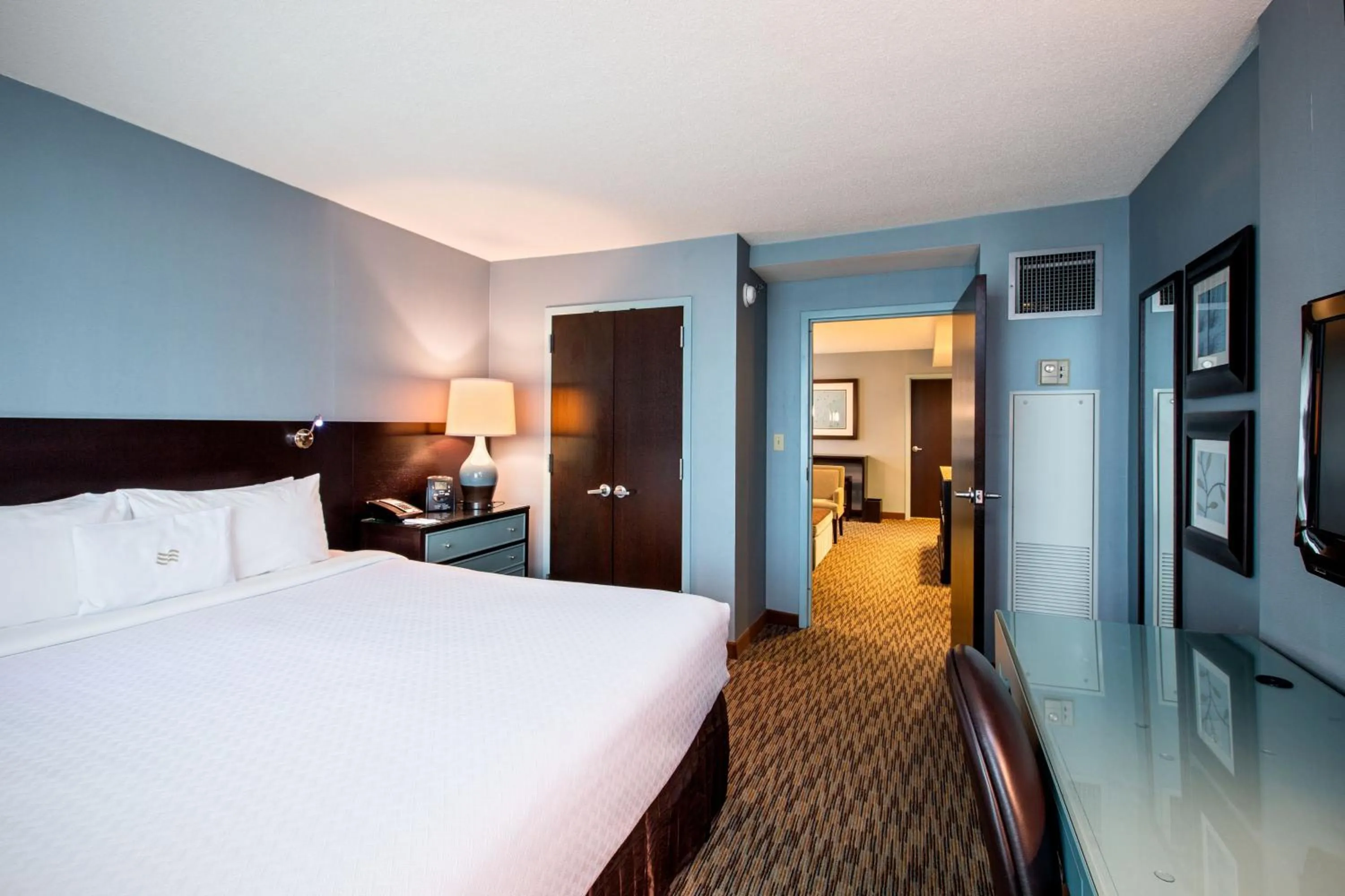 Photo of the whole room, Bed in Crowne Plaza Hotel Glen Ellyn/Lombard by IHG