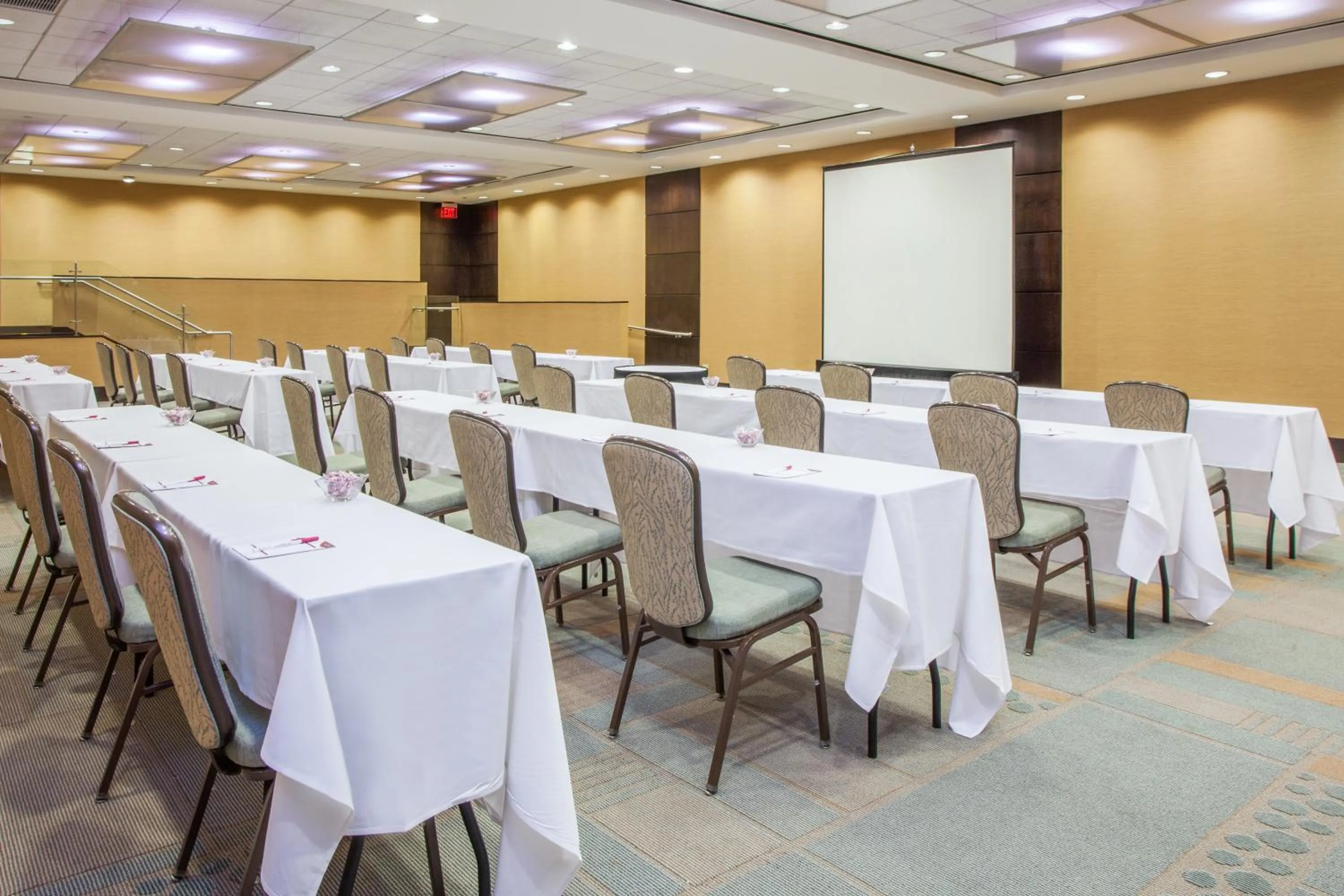 Meeting/conference room in Crowne Plaza Hotel Glen Ellyn/Lombard by IHG