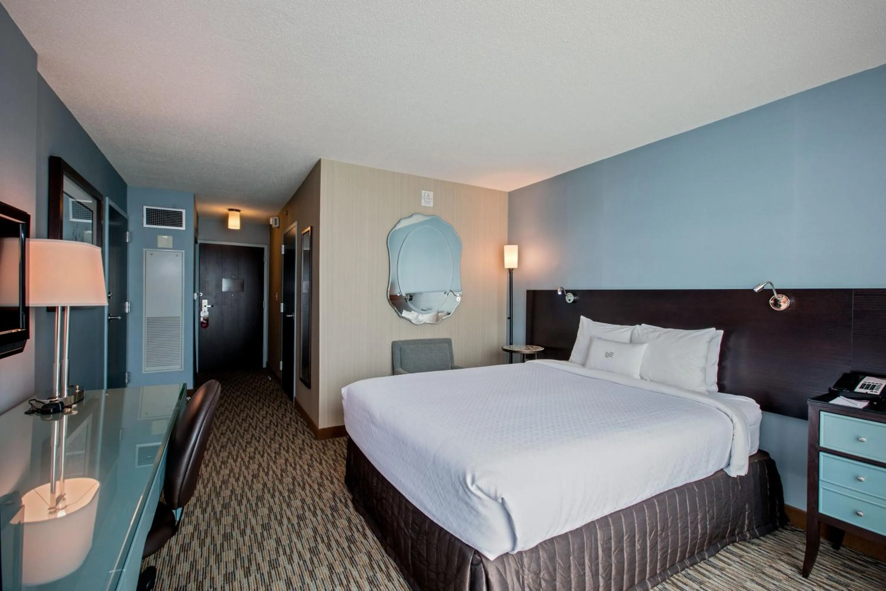 Photo of the whole room, Bed in Crowne Plaza Hotel Glen Ellyn/Lombard by IHG