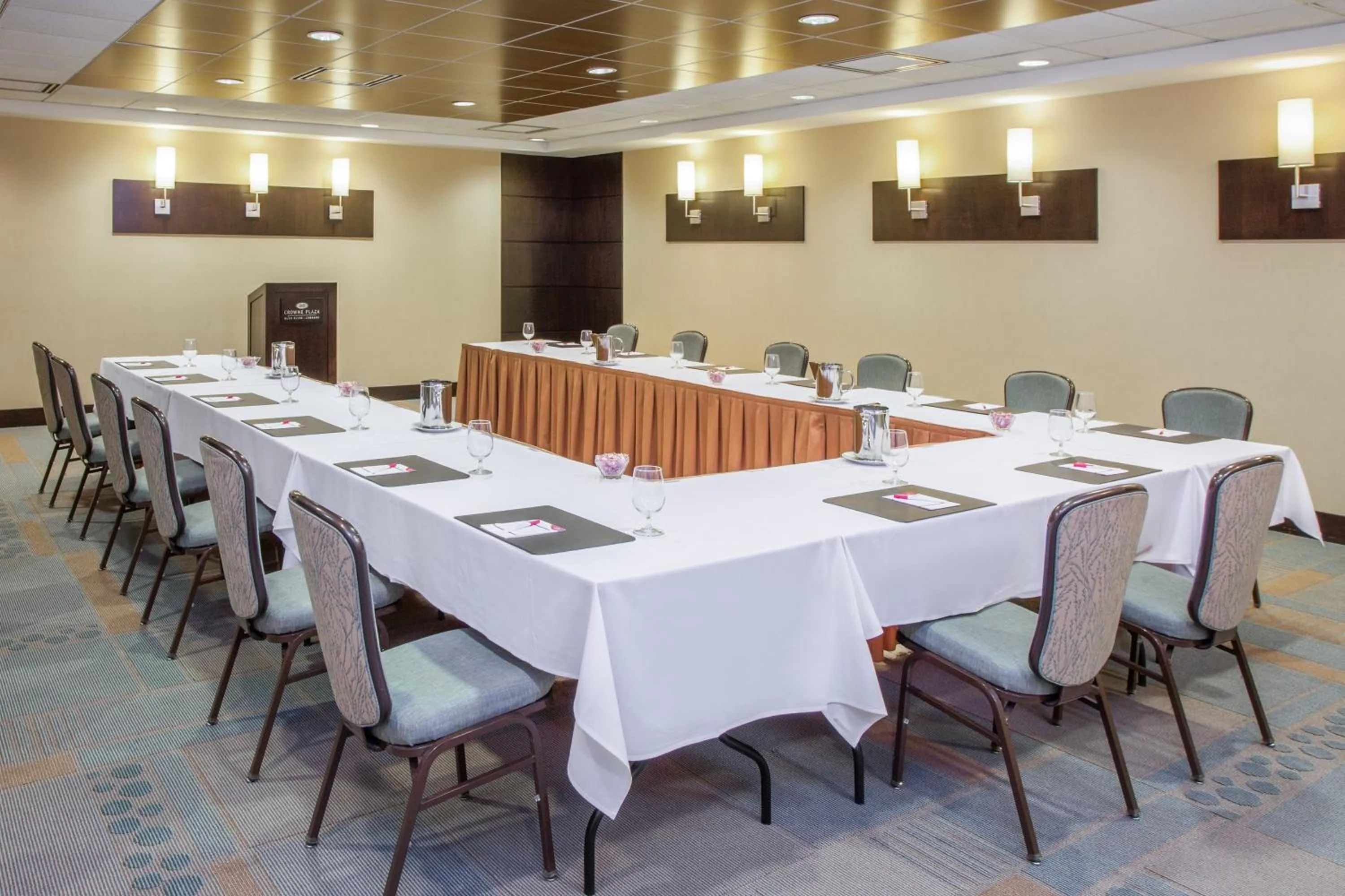 Meeting/conference room in Crowne Plaza Hotel Glen Ellyn/Lombard by IHG