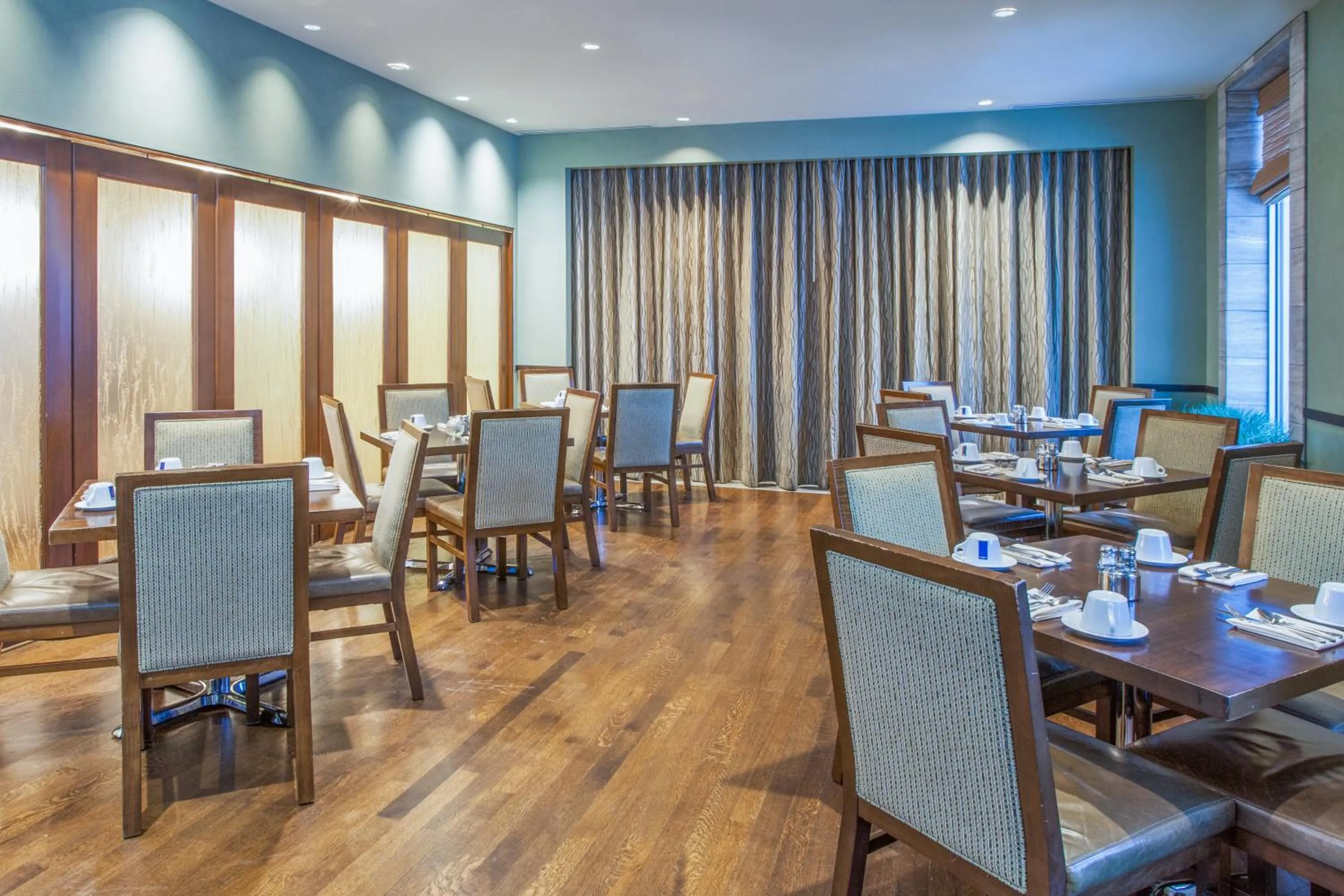 Banquet/Function facilities in Crowne Plaza Hotel Glen Ellyn/Lombard by IHG