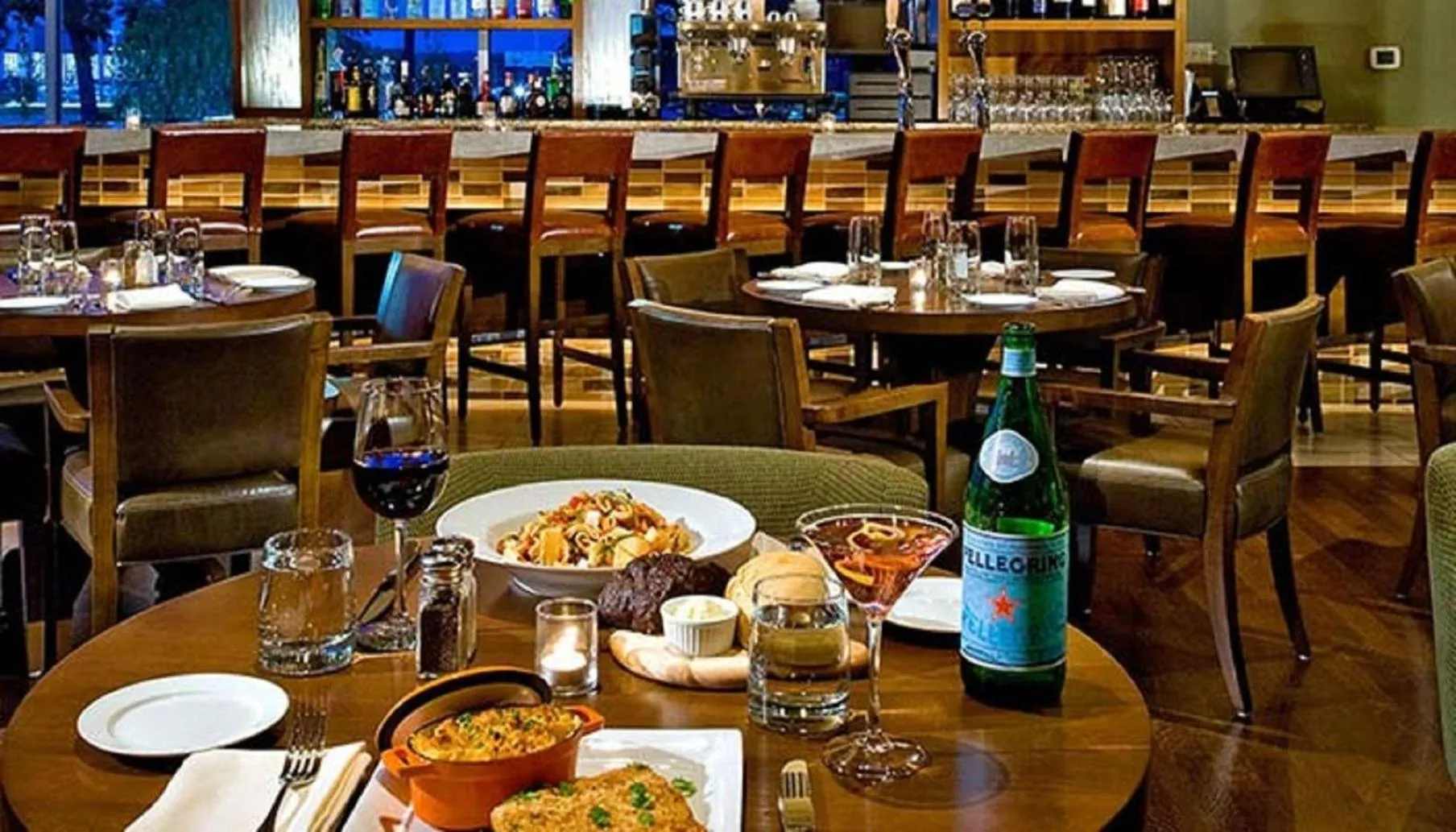 Lounge or bar in Crowne Plaza Hotel Glen Ellyn/Lombard by IHG