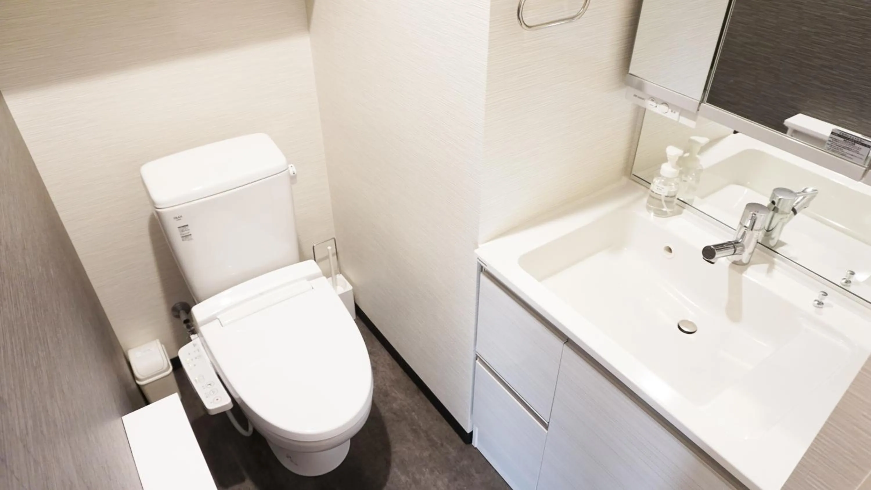 Toilet in Poly Hostel Osaka