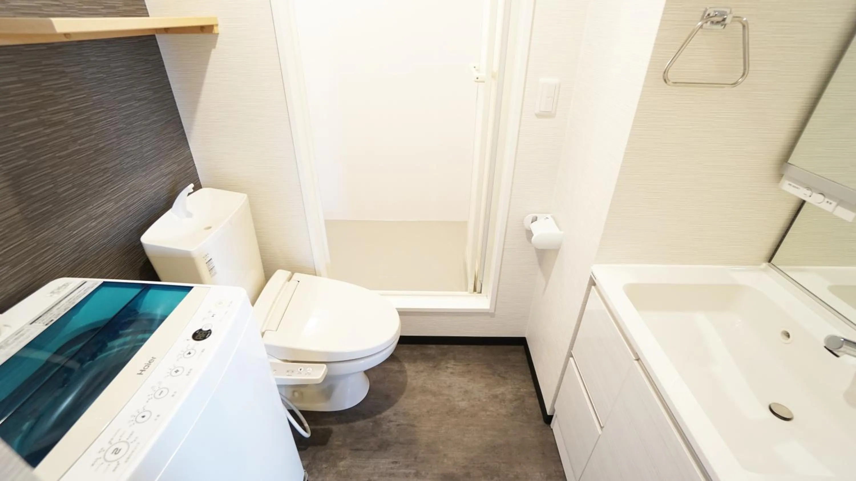 Shower in Poly Hostel Osaka