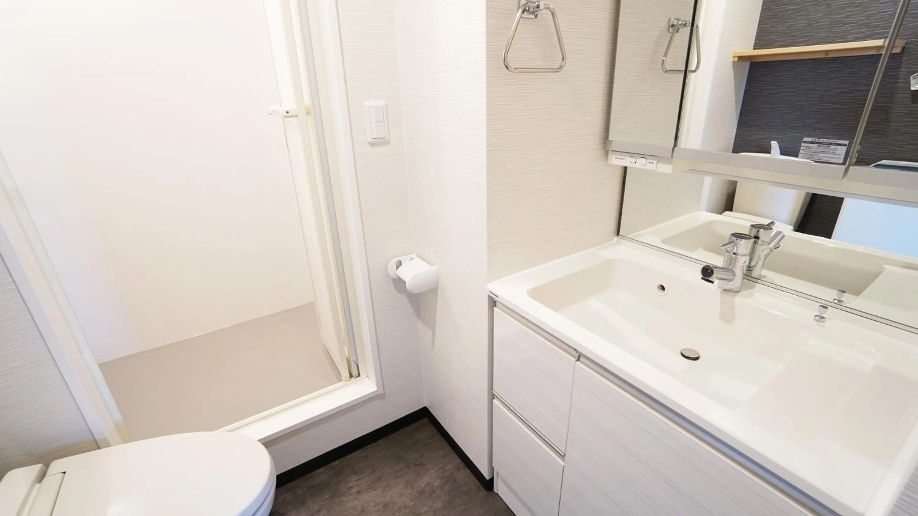 Bathroom in Poly Hostel Osaka