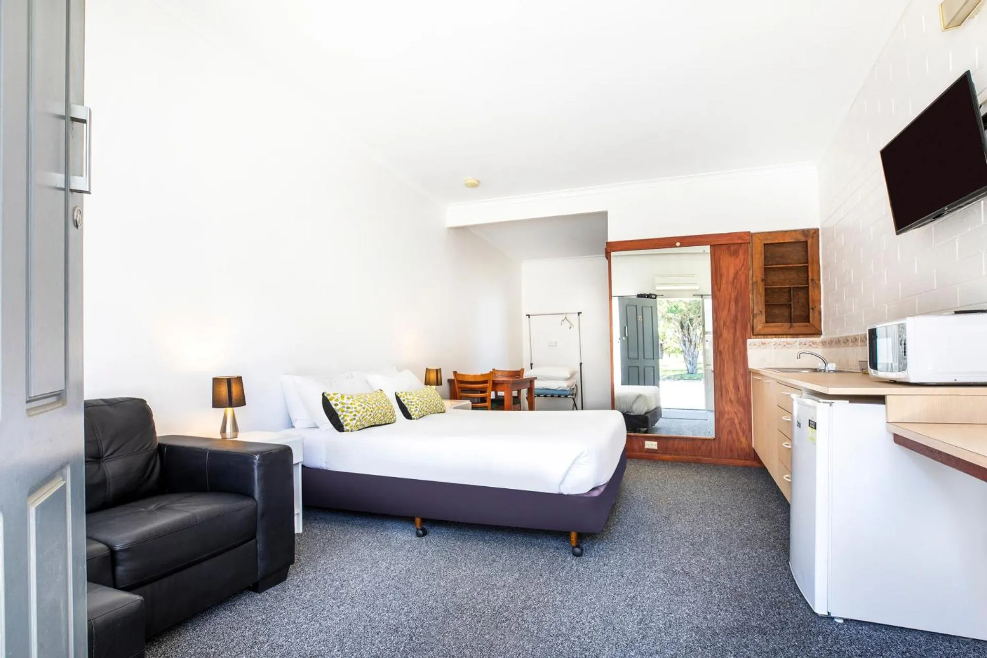 Kitchen or kitchenette in Ship Inn Motel Yarram