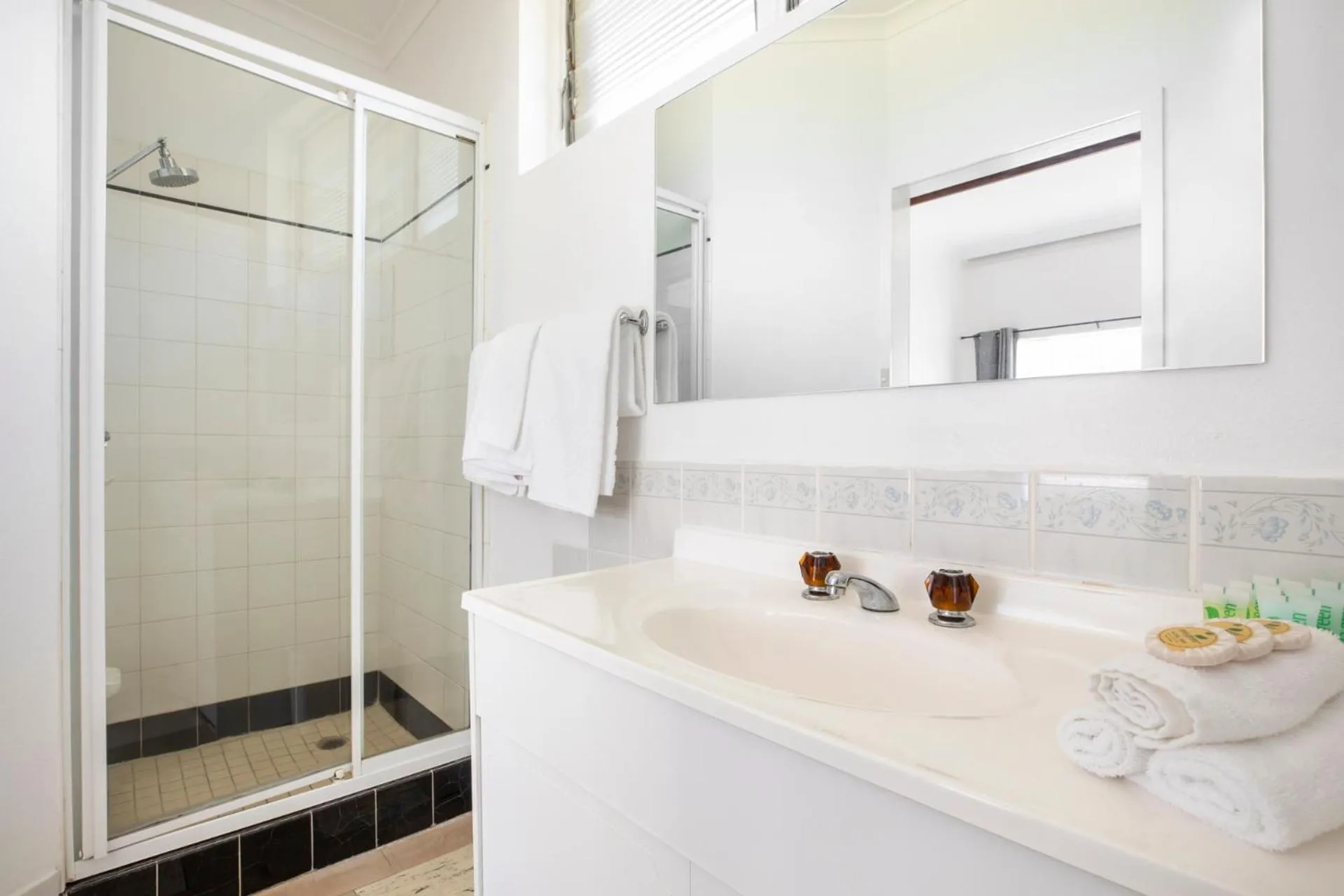 Bathroom in Ship Inn Motel Yarram