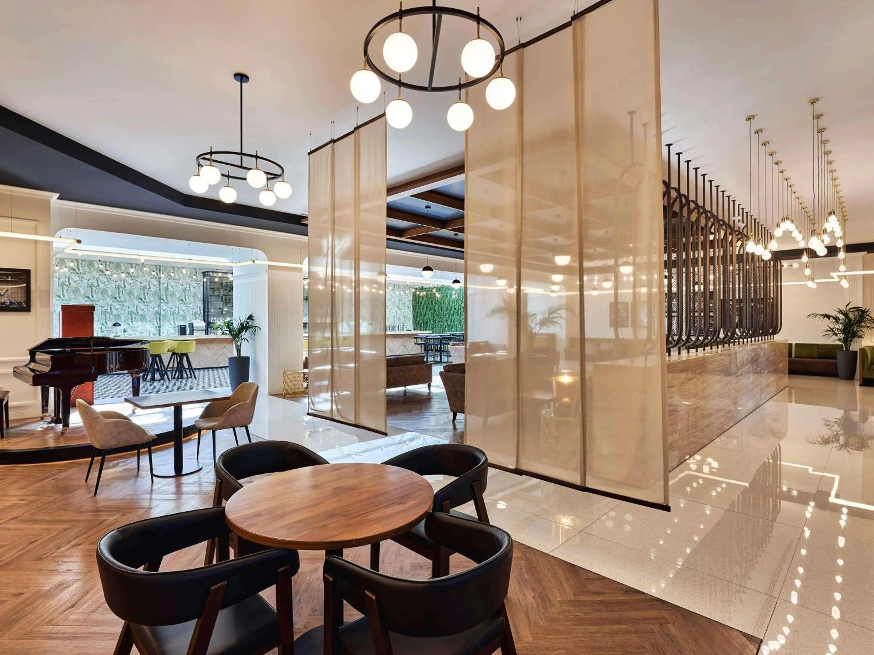 Restaurant/places to eat in Fairmont Bab Al Bahr