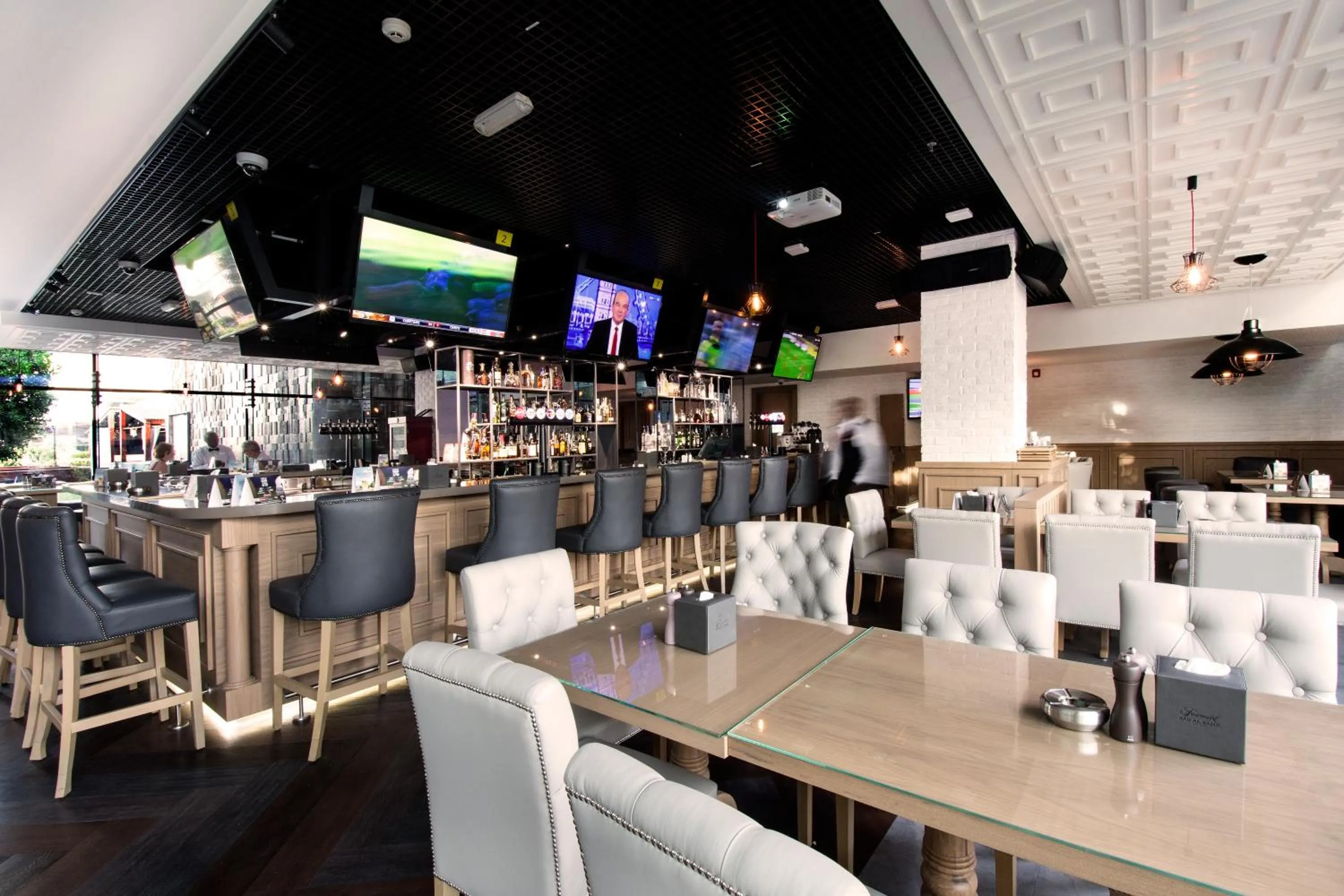 Restaurant/places to eat in Fairmont Bab Al Bahr