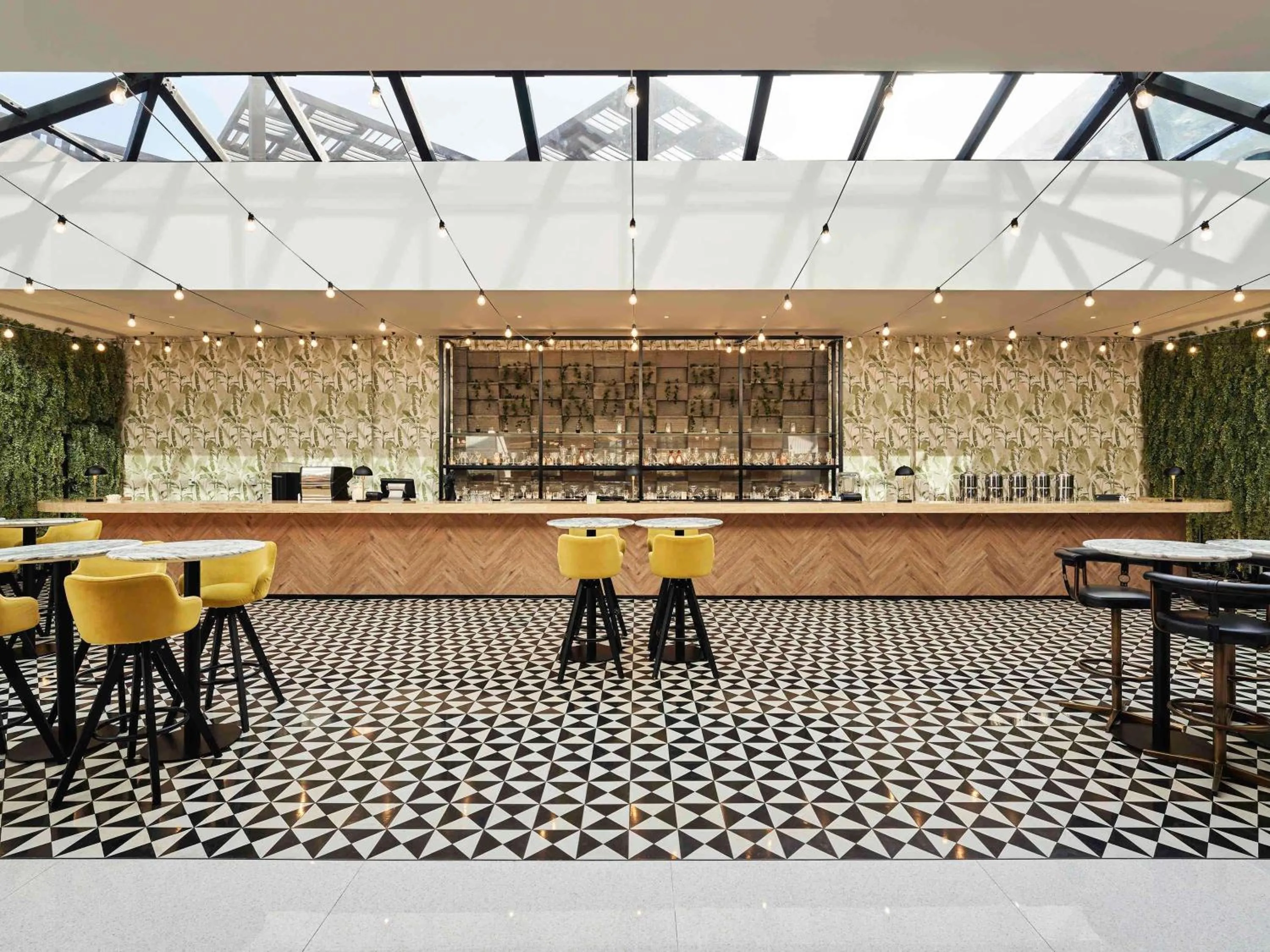 Lounge or bar in Fairmont Bab Al Bahr