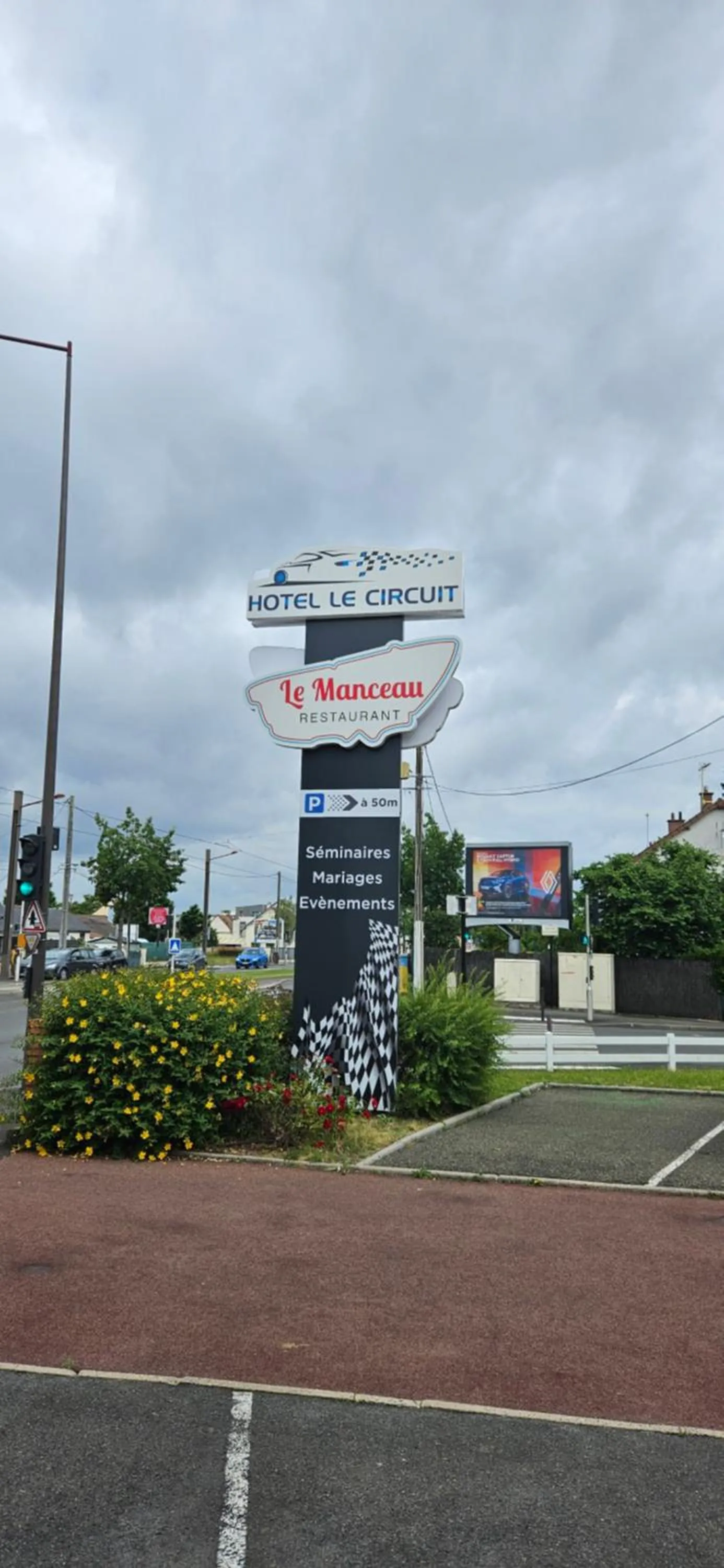 Restaurant/places to eat in Hotel Le Circuit Le Mans