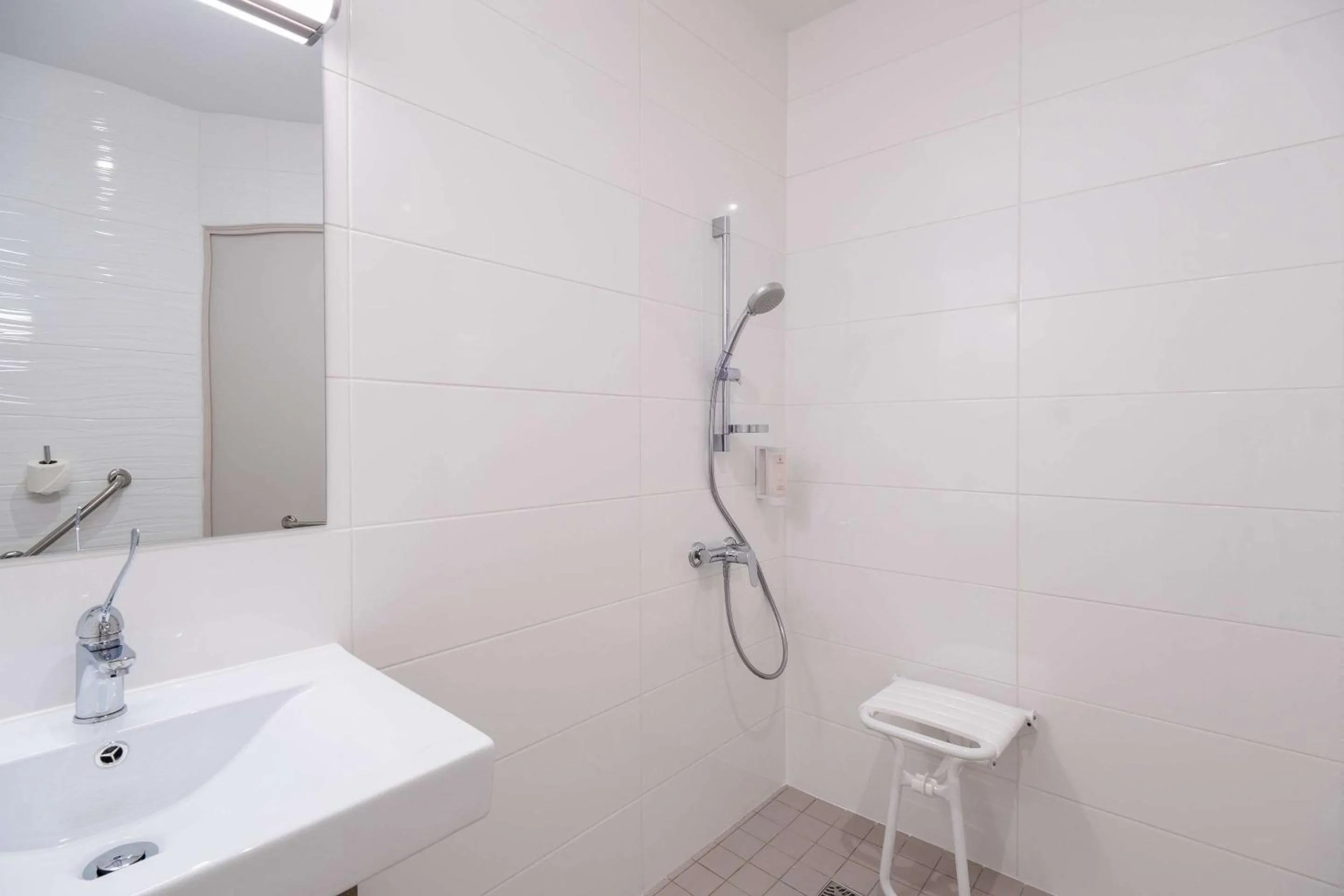 Bathroom in Hotel Le Circuit Le Mans