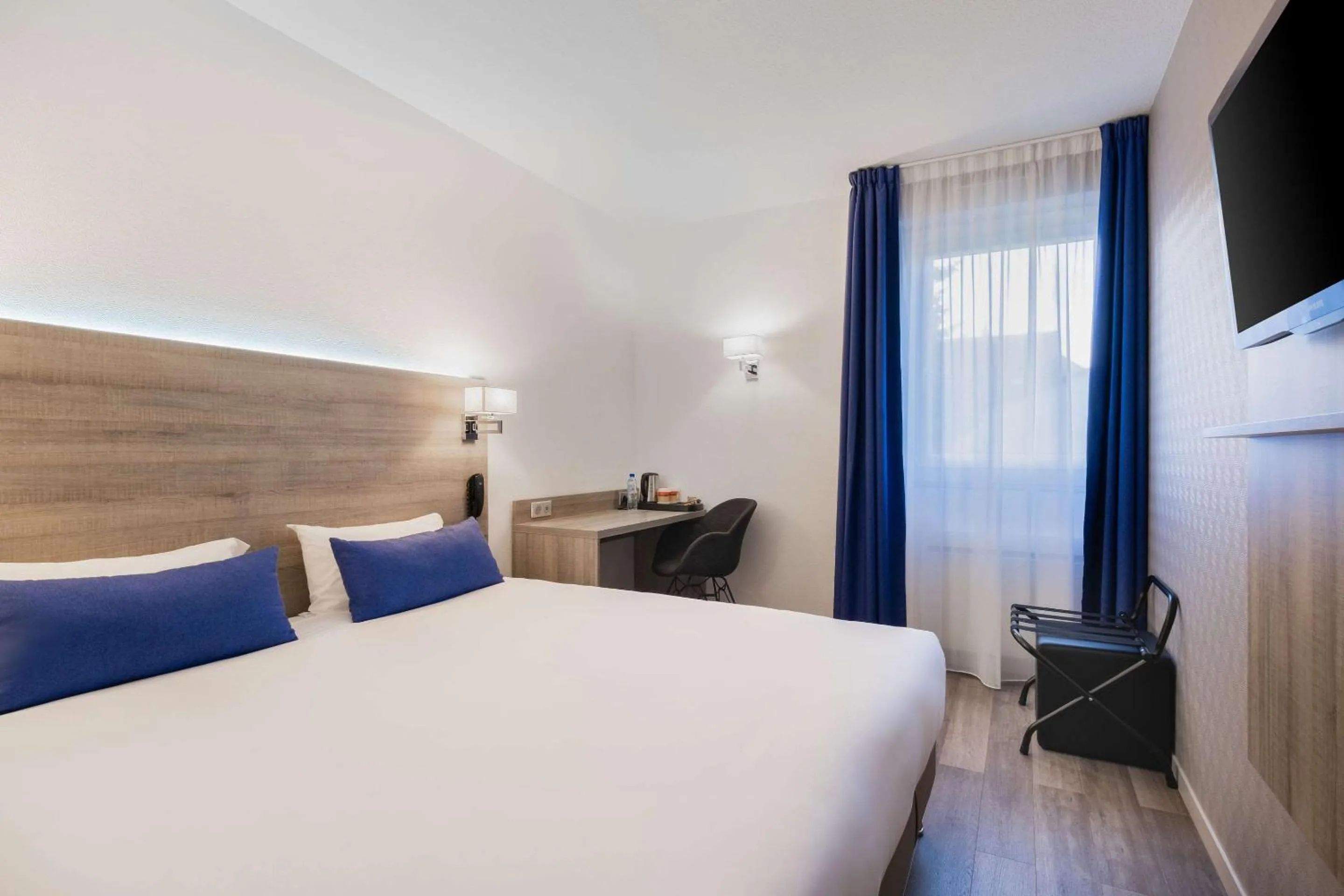 Photo of the whole room, Bed in Hotel Le Circuit Le Mans