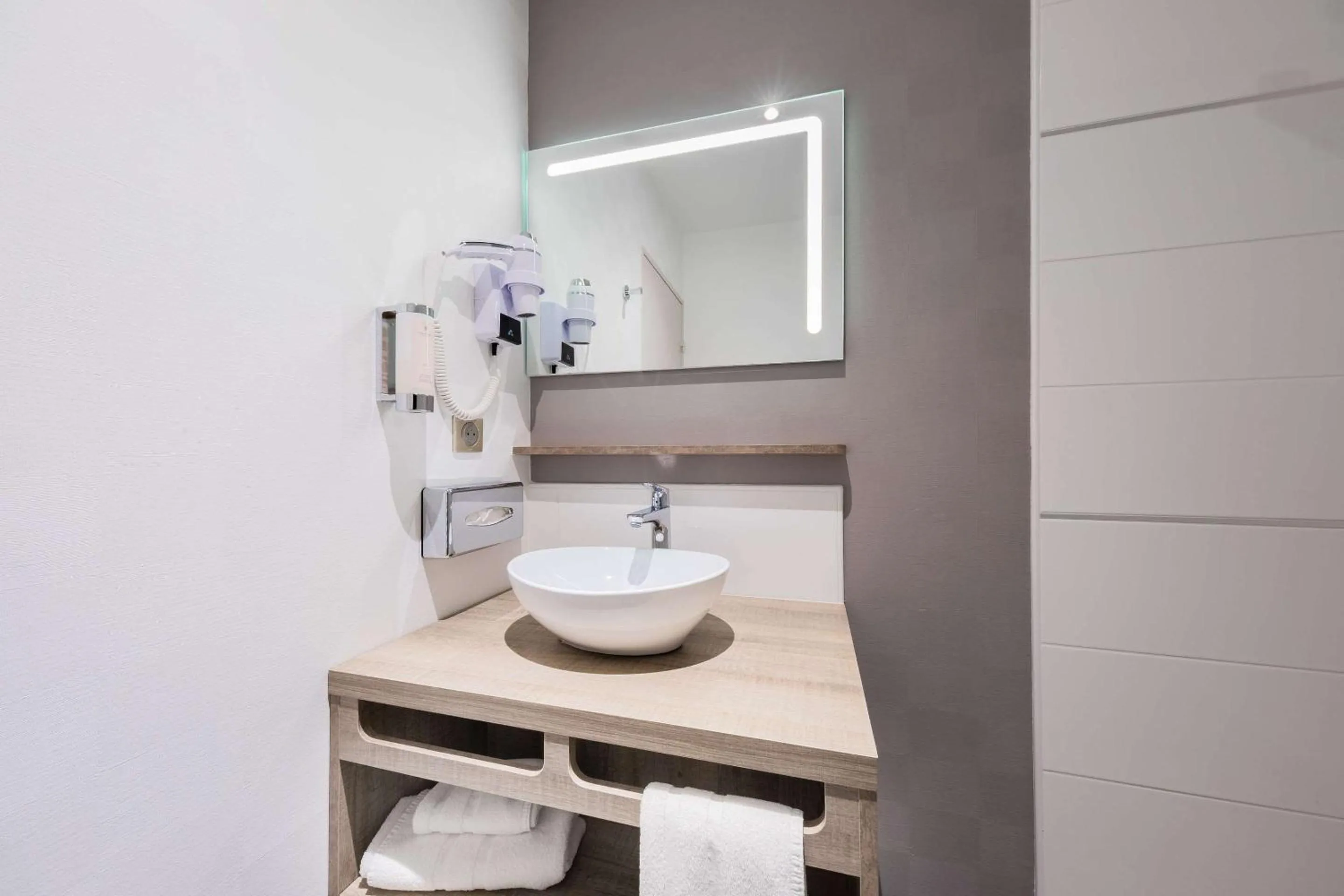 Bathroom in Hotel Le Circuit Le Mans