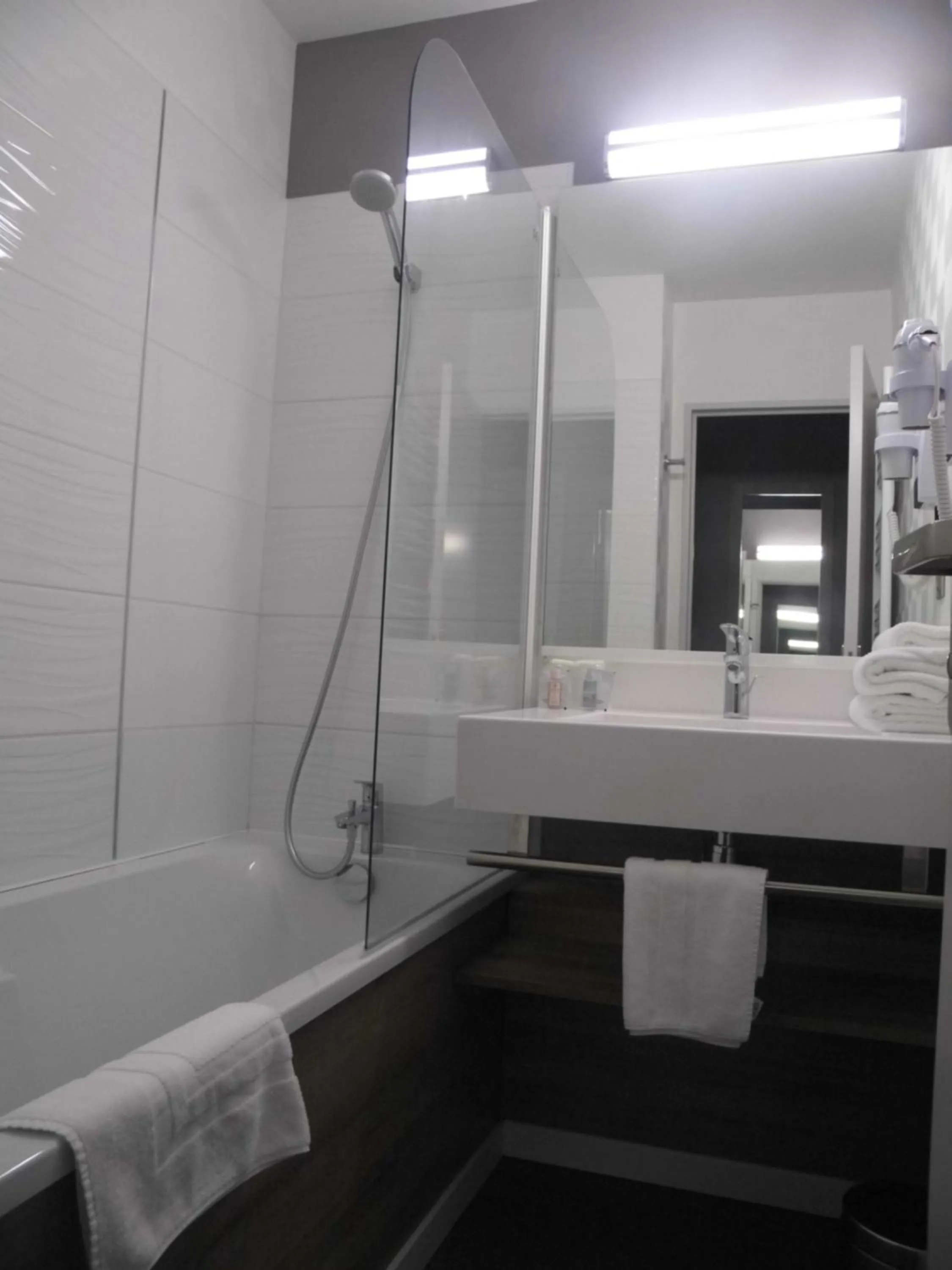 Bathroom in Hotel Le Circuit Le Mans