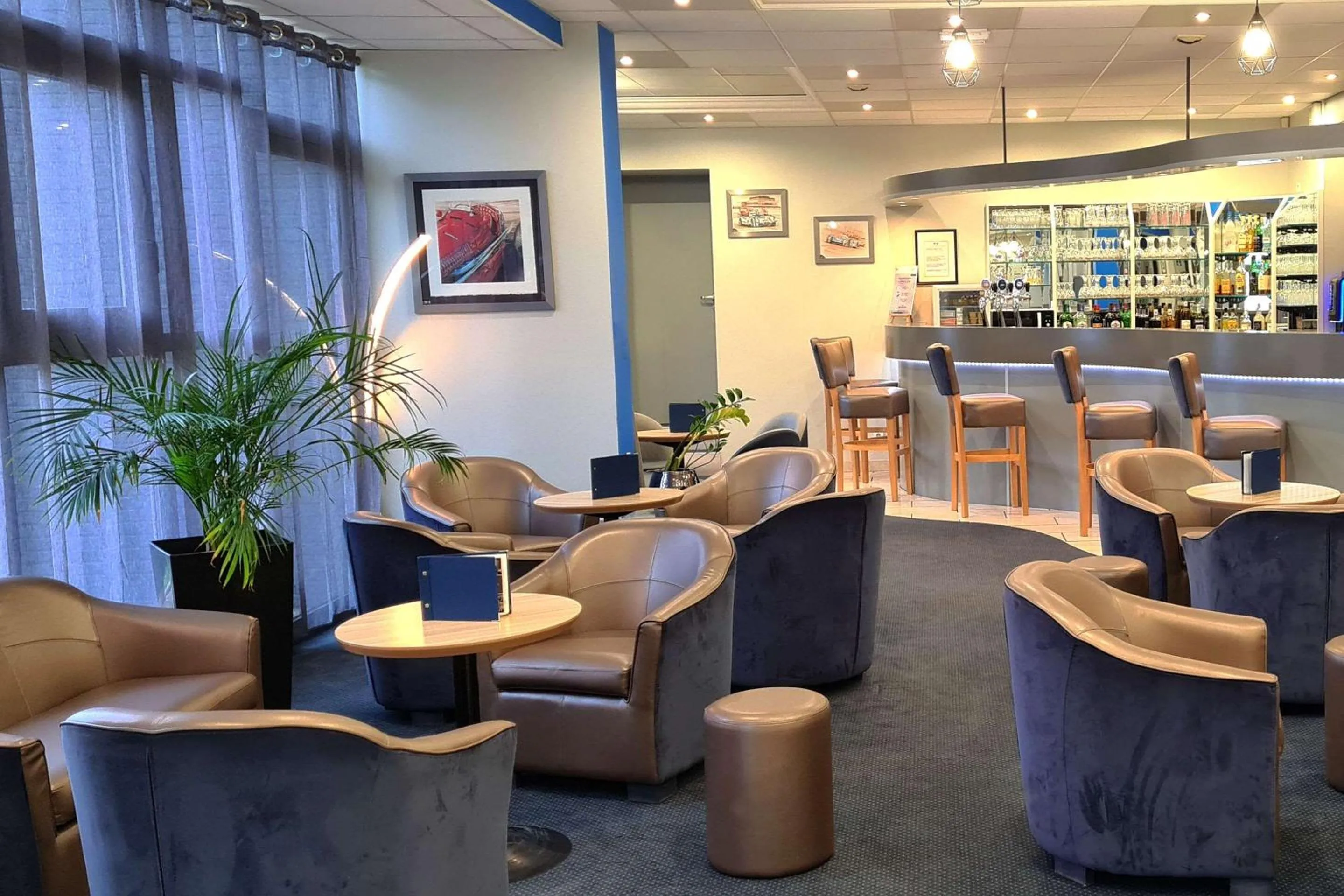 Lounge or bar in Hotel Le Circuit Le Mans