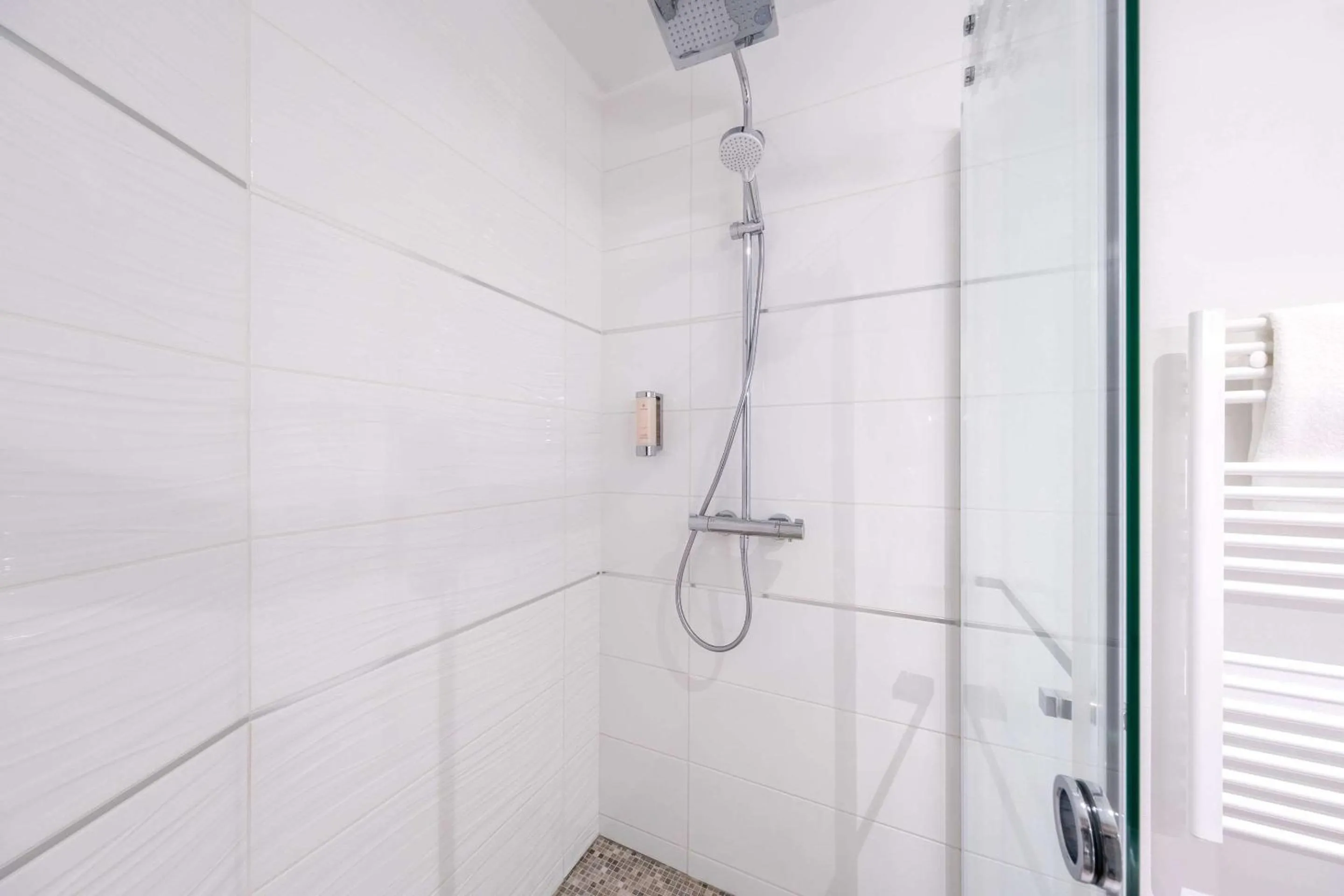 Bathroom in Hotel Le Circuit Le Mans