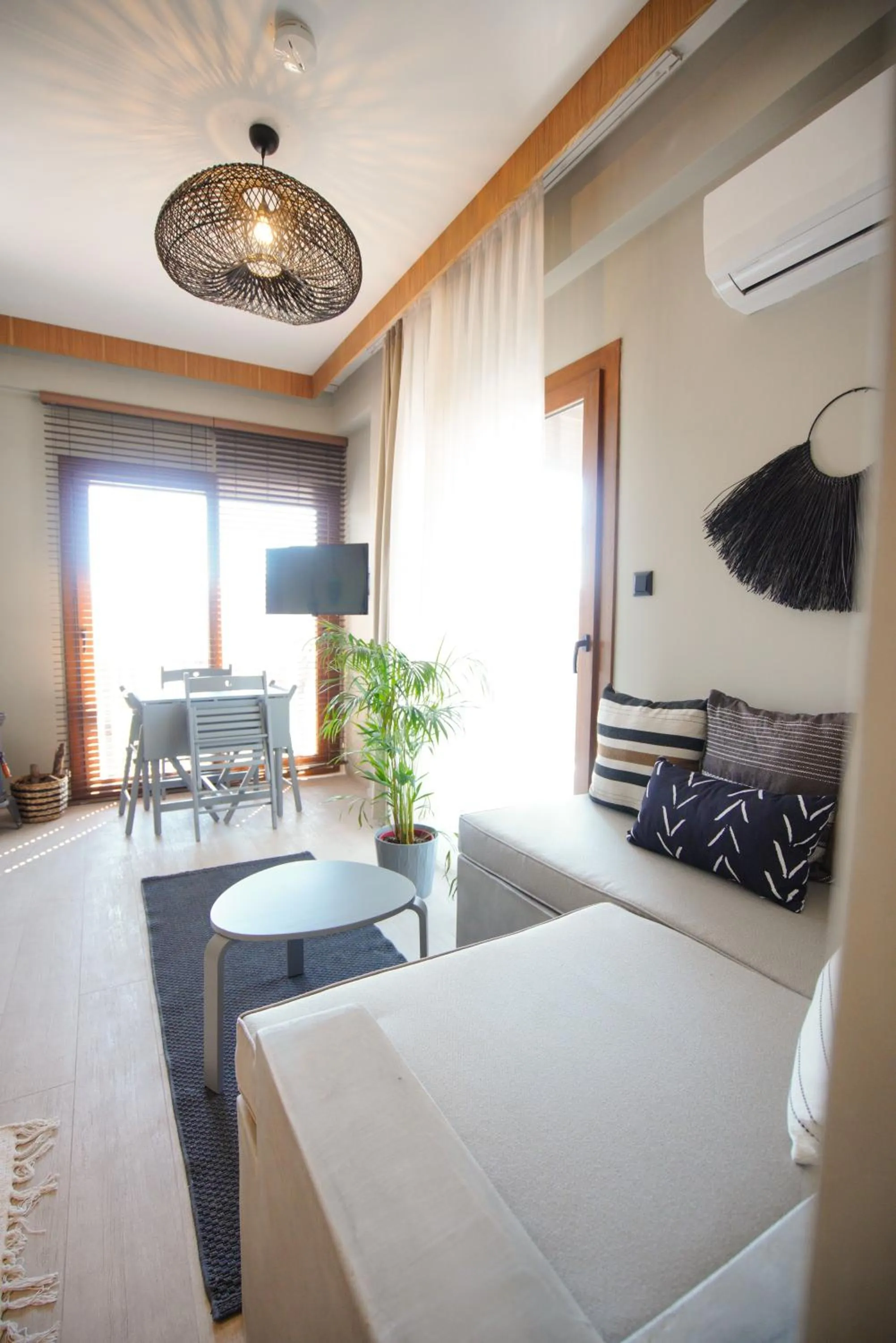 Living room, Bed in Alp Suites Mandalin