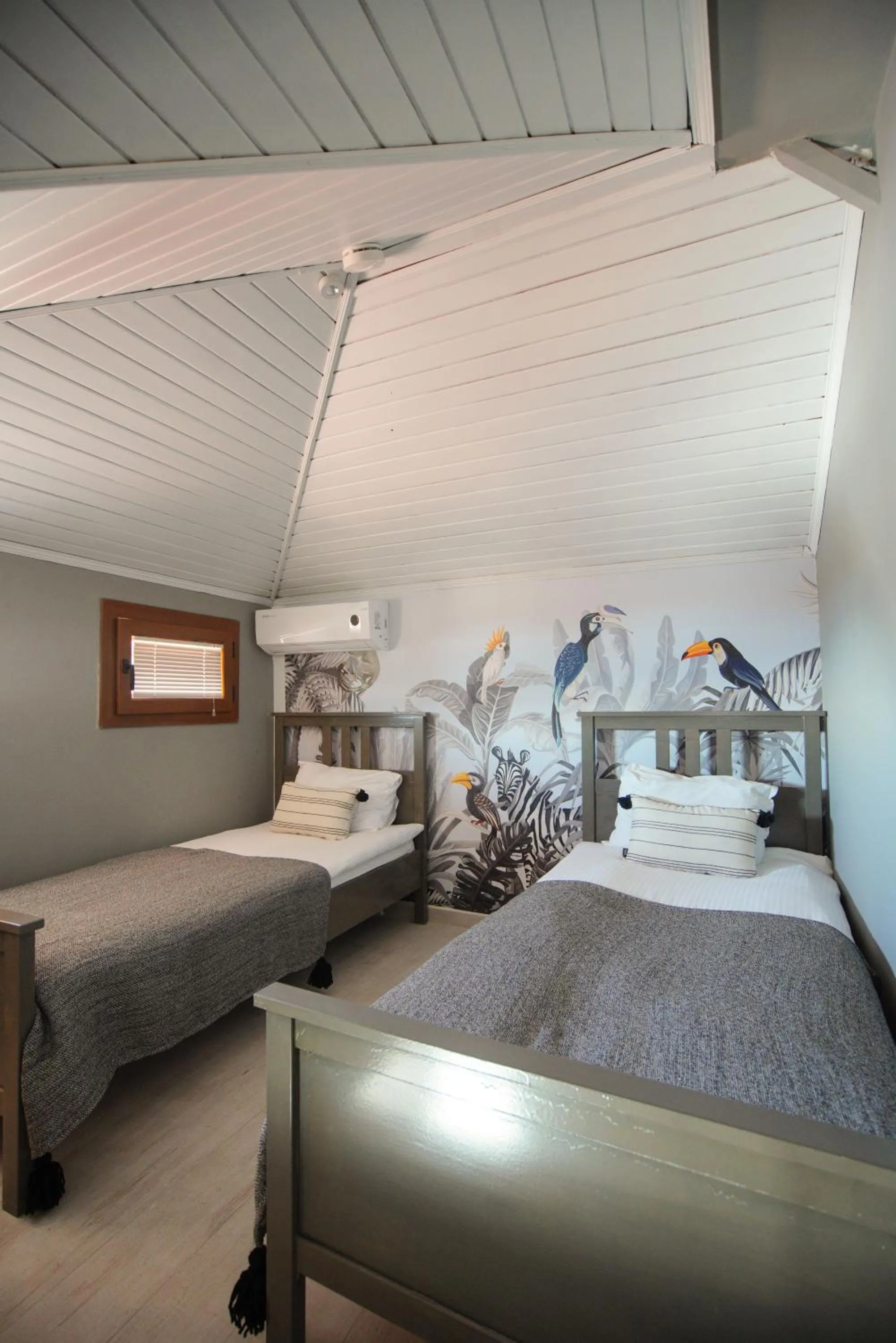 Bedroom, Bed in Alp Suites Mandalin