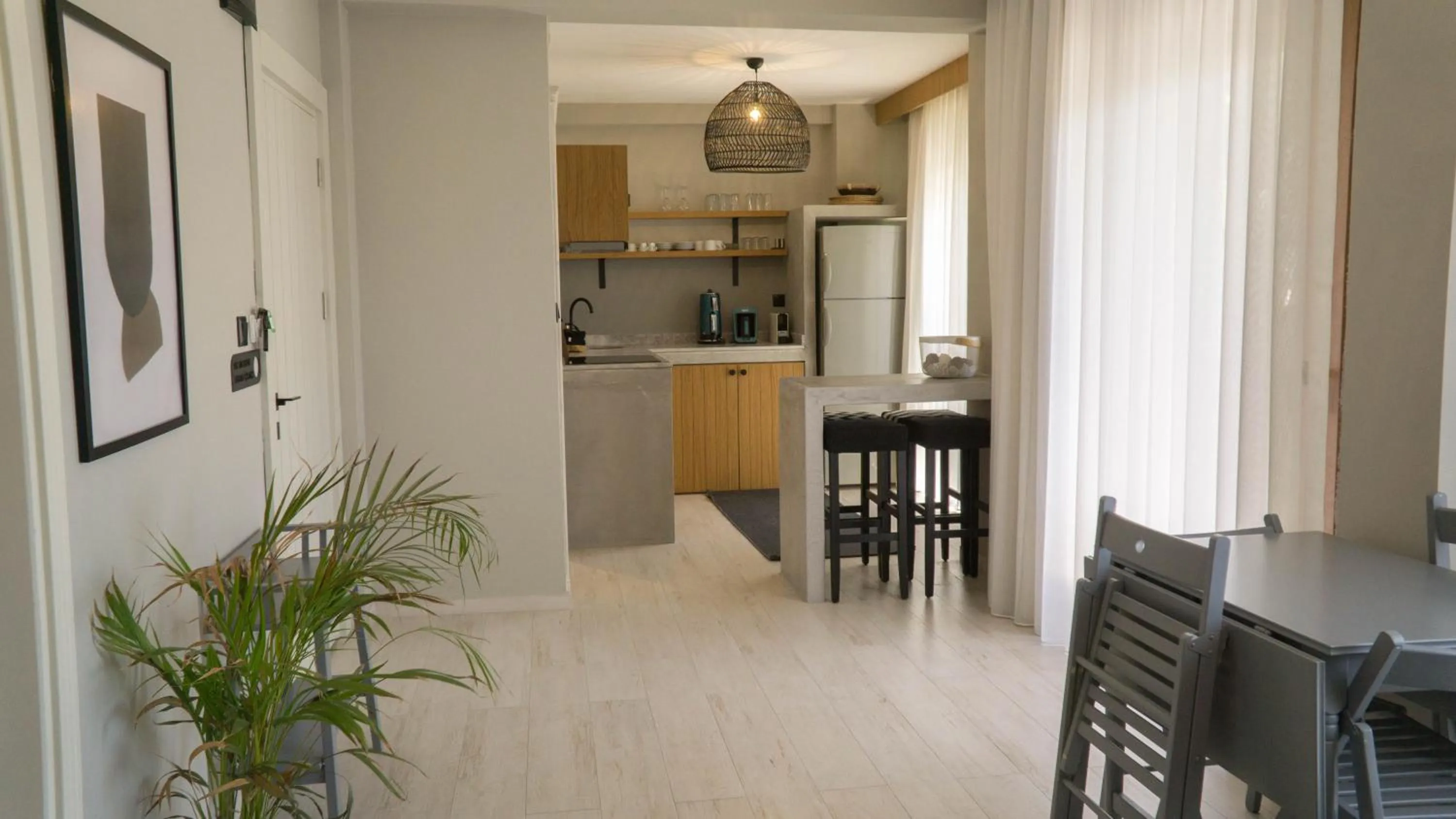 Dining area in Alp Suites Mandalin