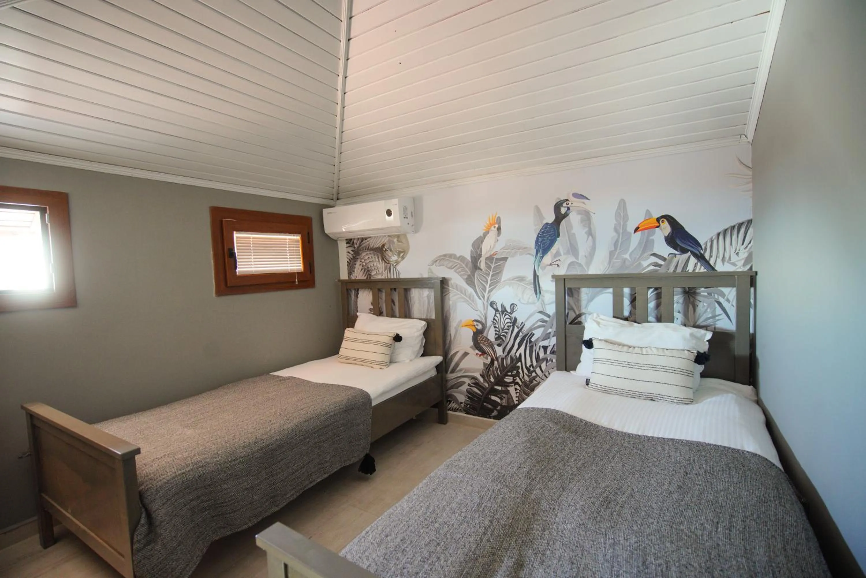 Bedroom, Bed in Alp Suites Mandalin