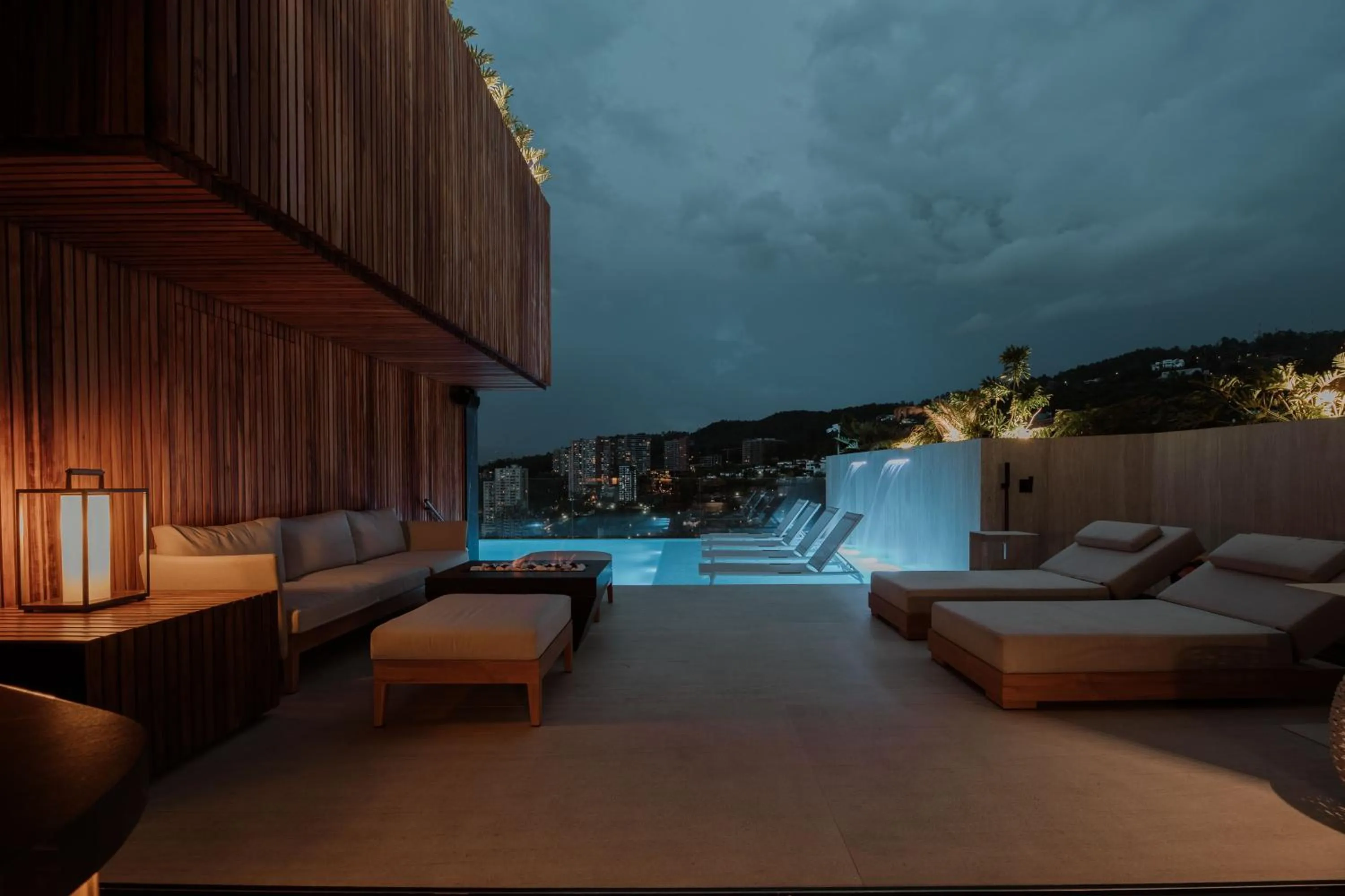 Swimming pool in Binn Hotel