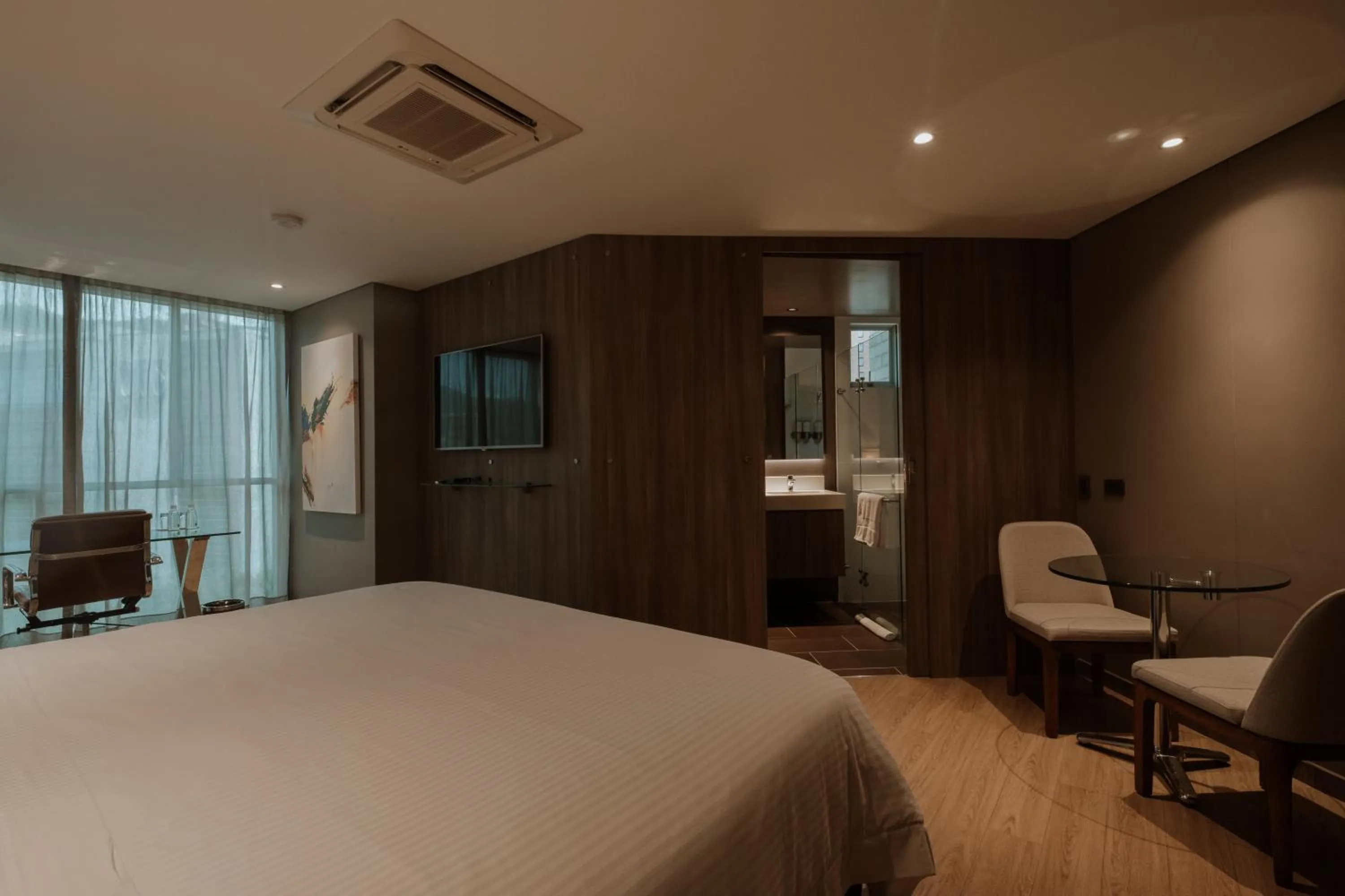 Bedroom, Bed in Binn Hotel