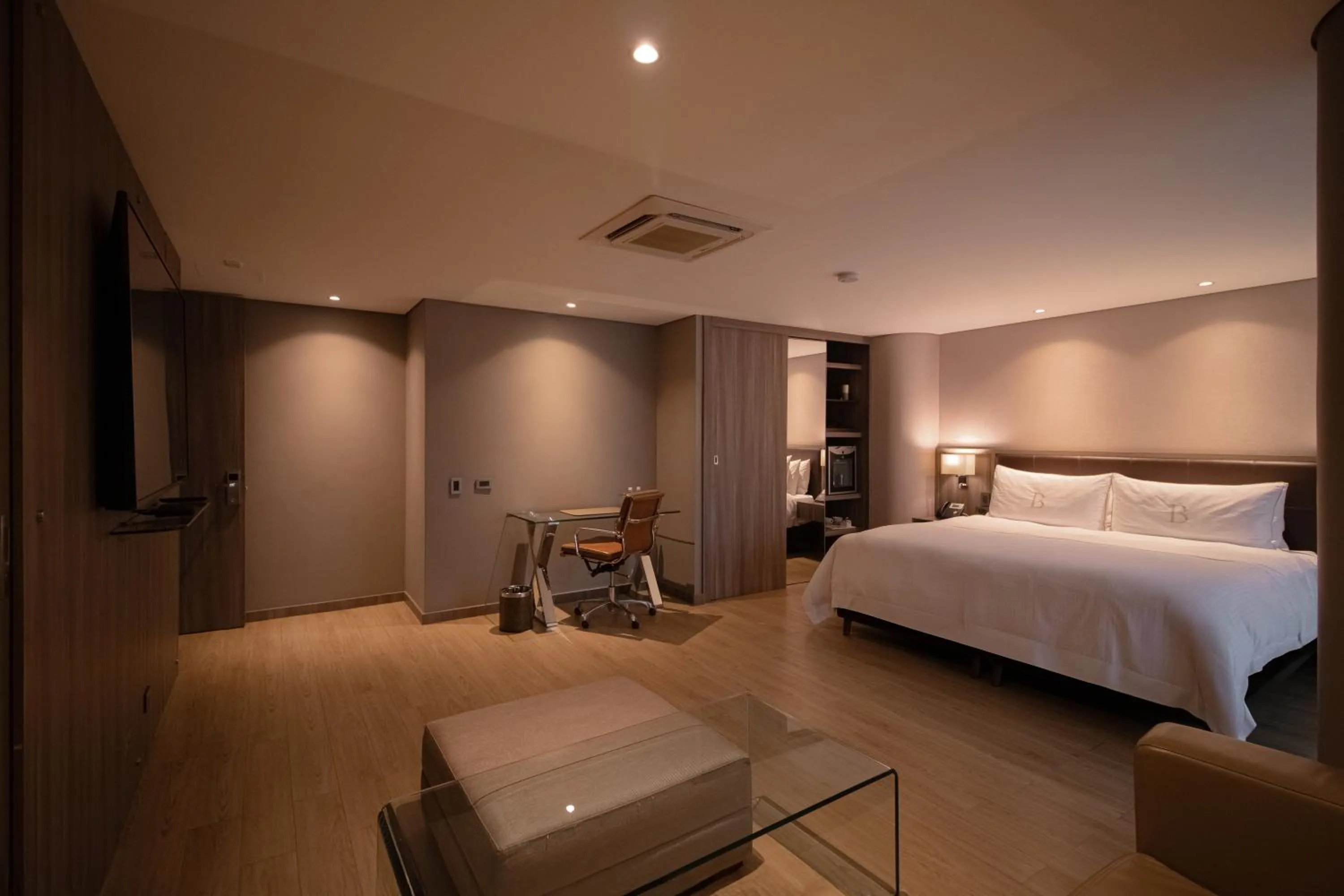 Bedroom, Bed in Binn Hotel