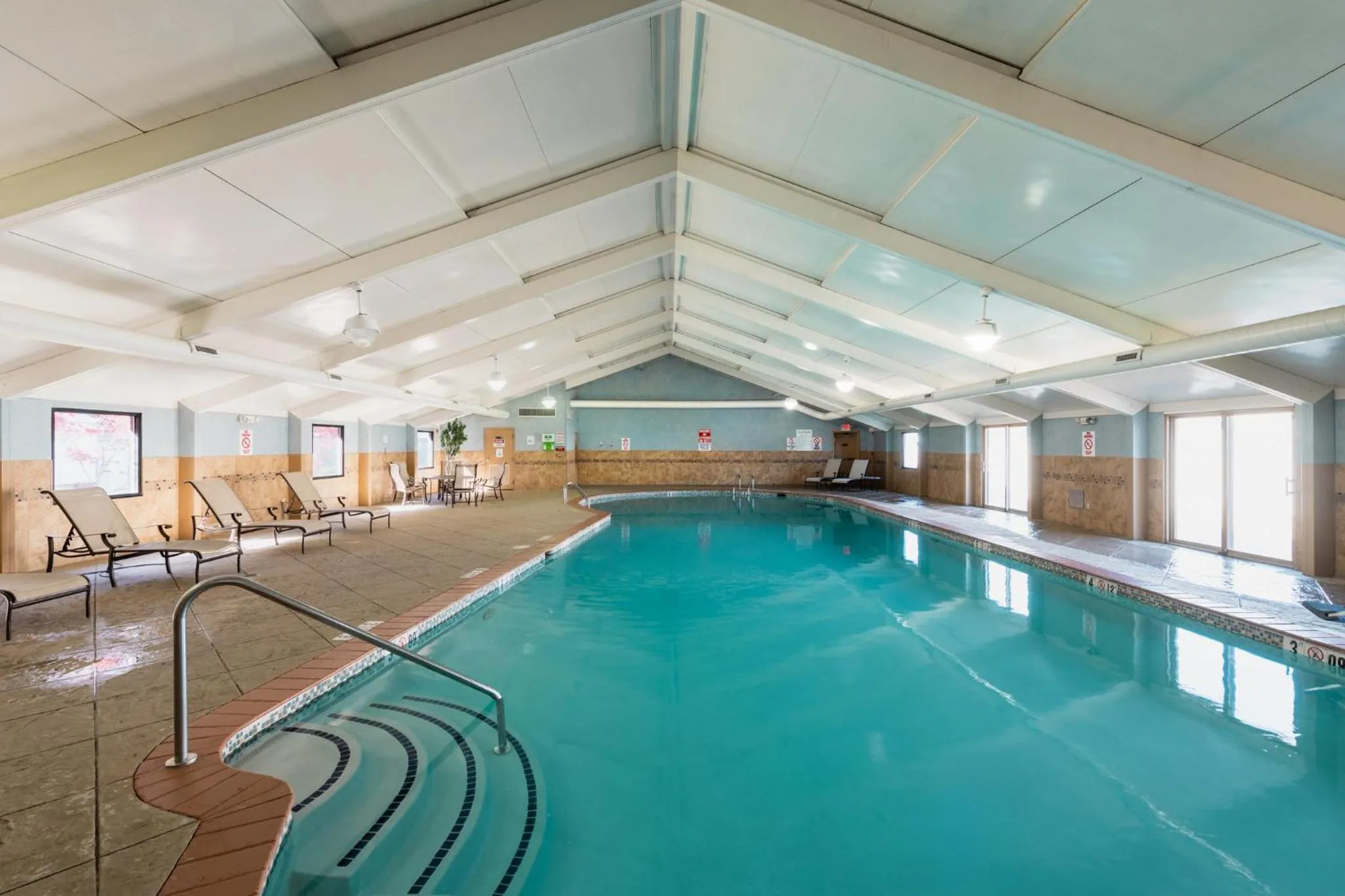 Swimming pool in Holiday Inn South Plainfield-Piscataway by IHG