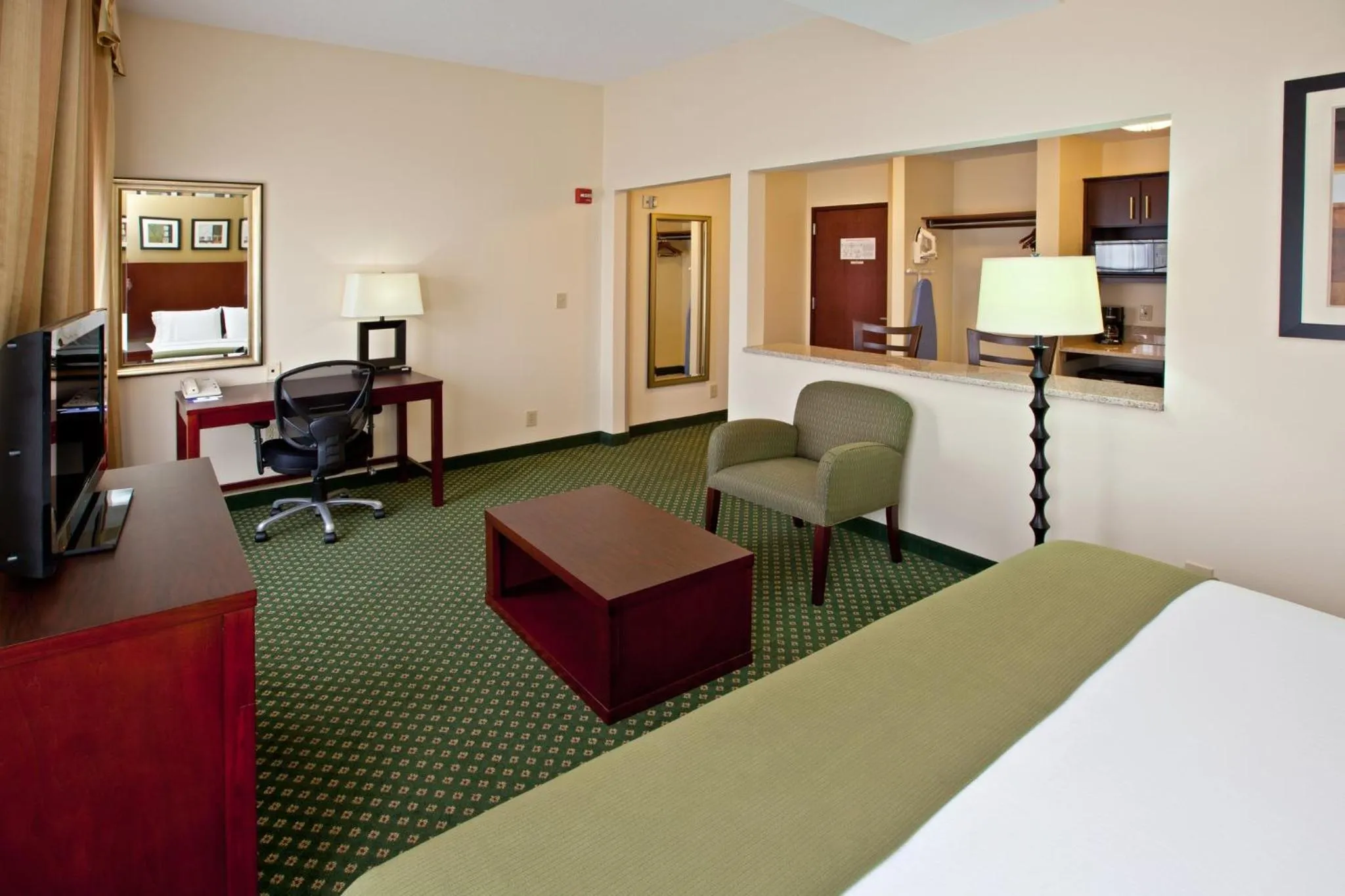 Photo of the whole room, Bed in Holiday Inn Express & Suites Indianapolis - East by IHG