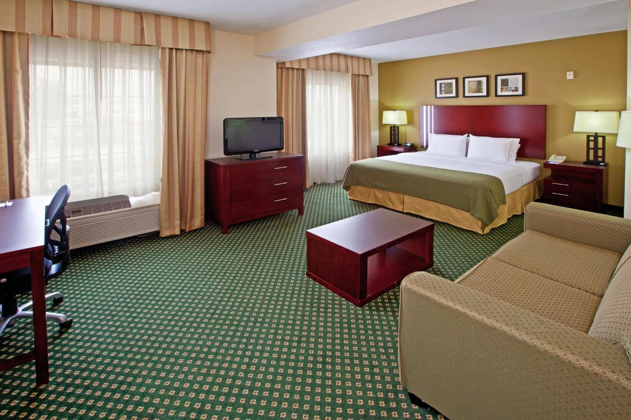 Photo of the whole room, Bed in Holiday Inn Express & Suites Indianapolis - East by IHG