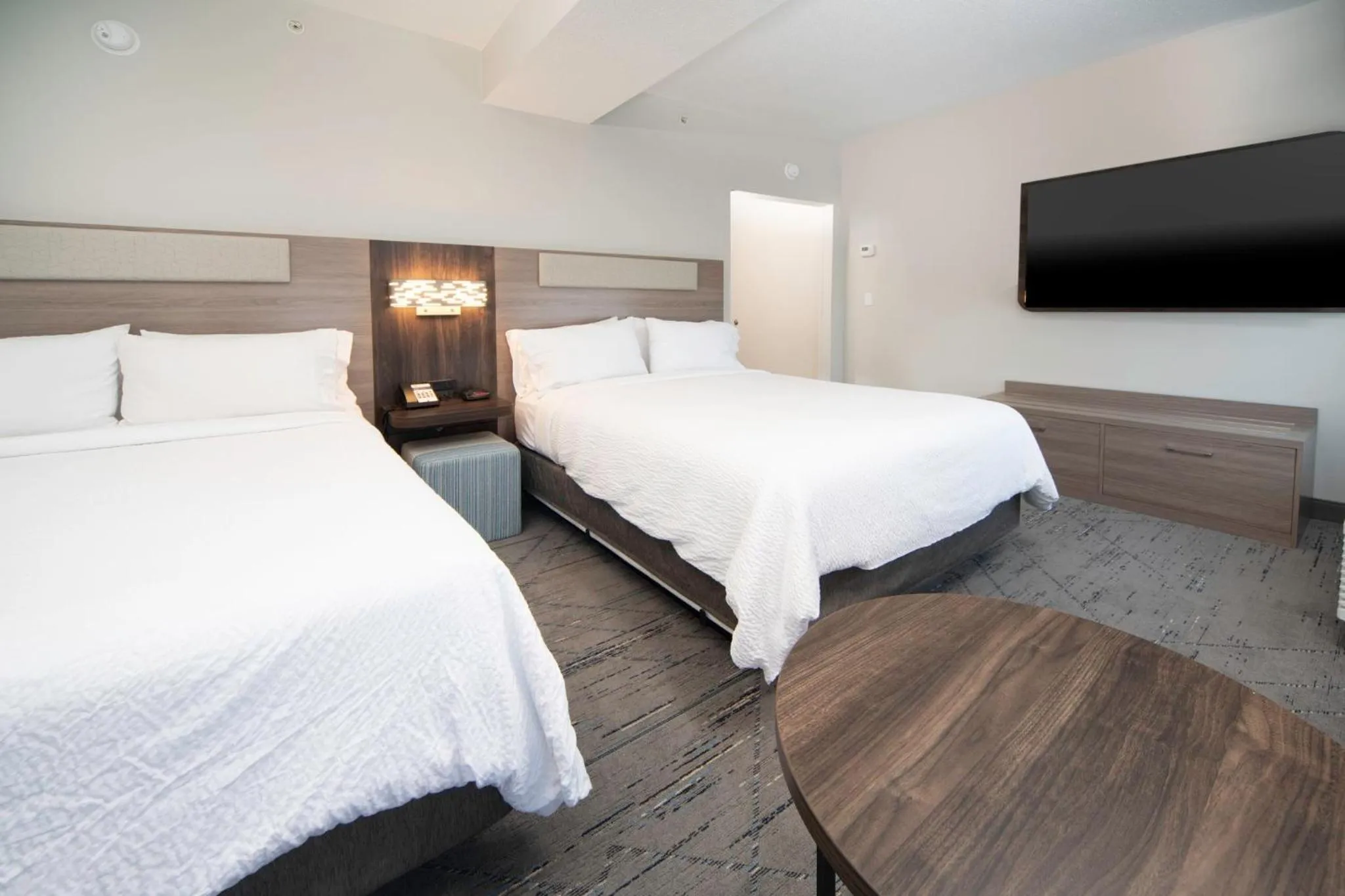 Photo of the whole room, Bed in Holiday Inn Express & Suites Indianapolis - East by IHG