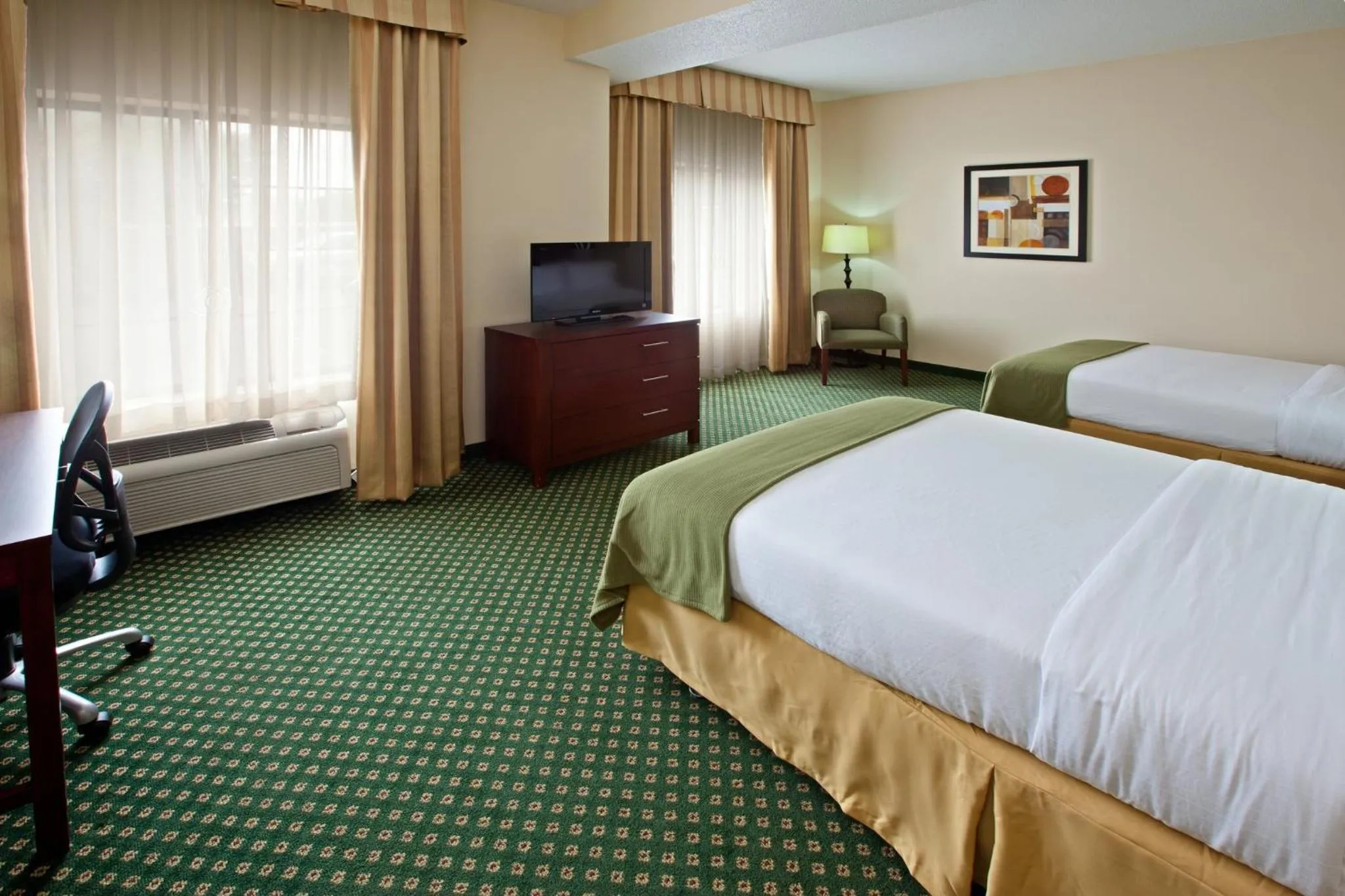 Photo of the whole room, Bed in Holiday Inn Express & Suites Indianapolis - East by IHG