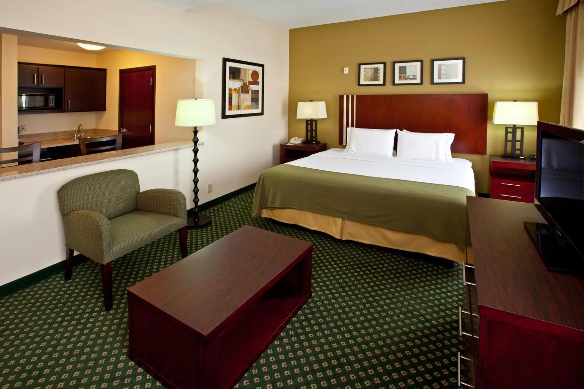 Photo of the whole room, Bed in Holiday Inn Express & Suites Indianapolis - East by IHG