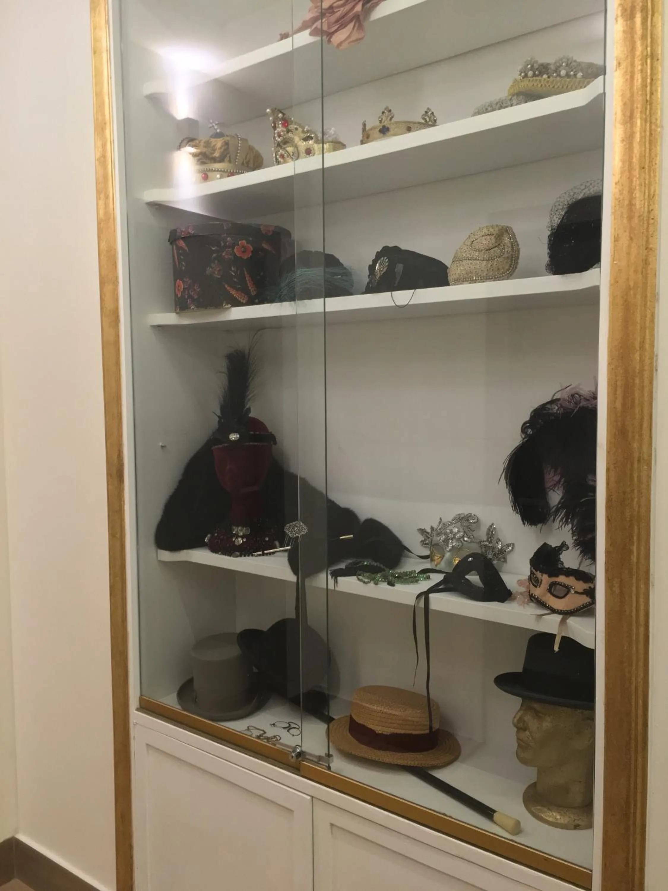 Communal lounge/ TV room in Art Atelier Accomodation Guest House