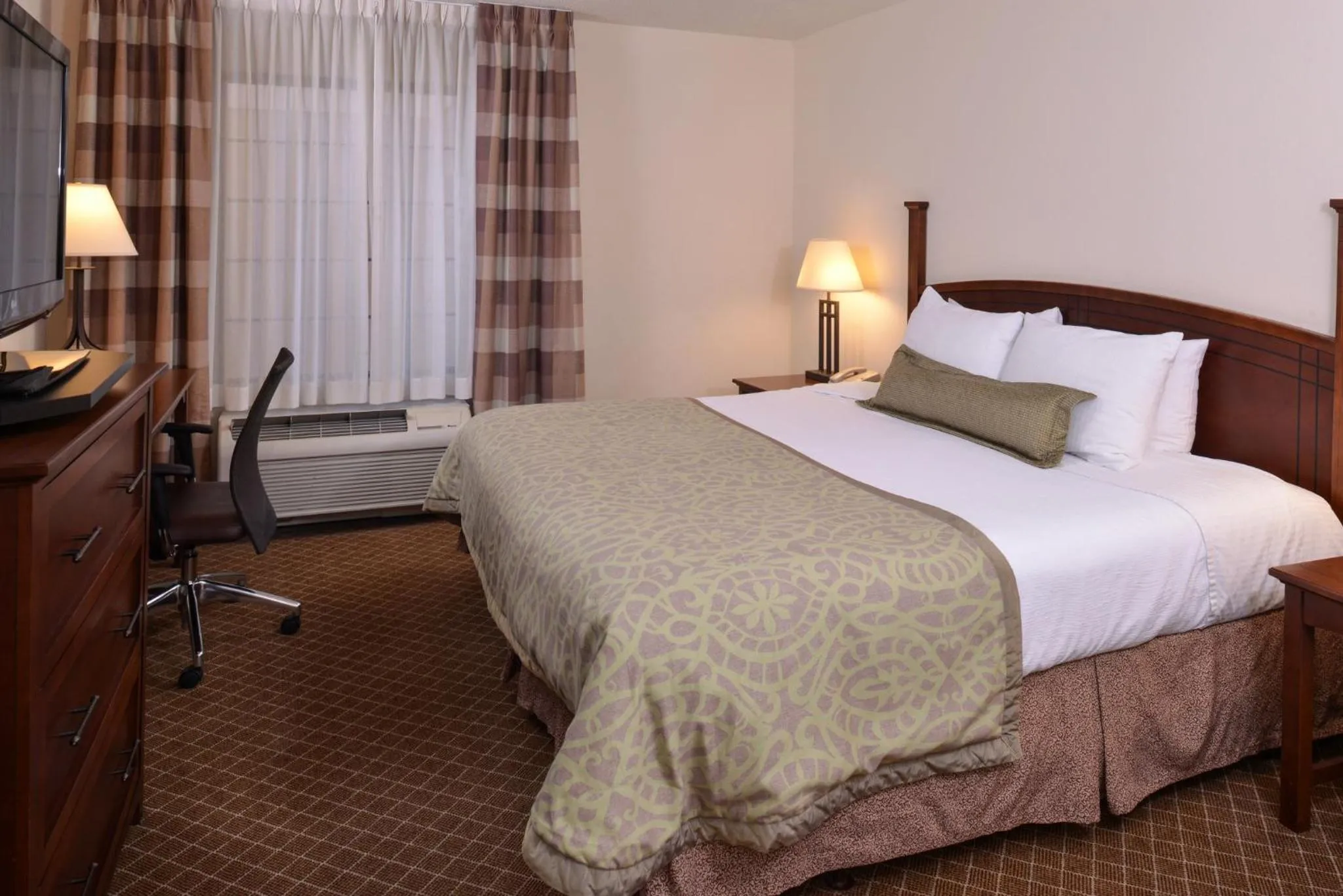 Photo of the whole room, Bed in Staybridge Suites Indianapolis-Airport by IHG