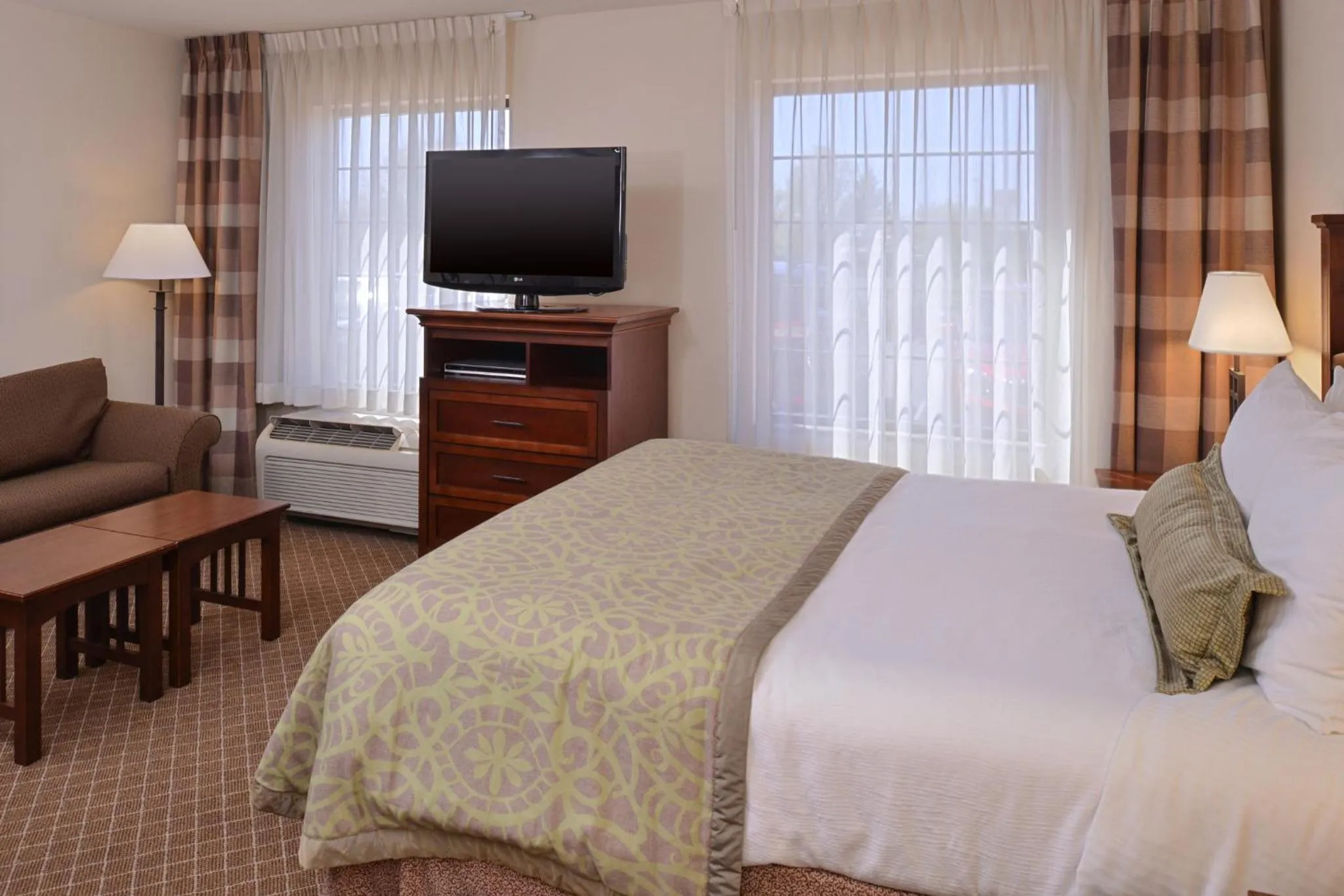 Photo of the whole room, Bed in Staybridge Suites Indianapolis-Airport by IHG