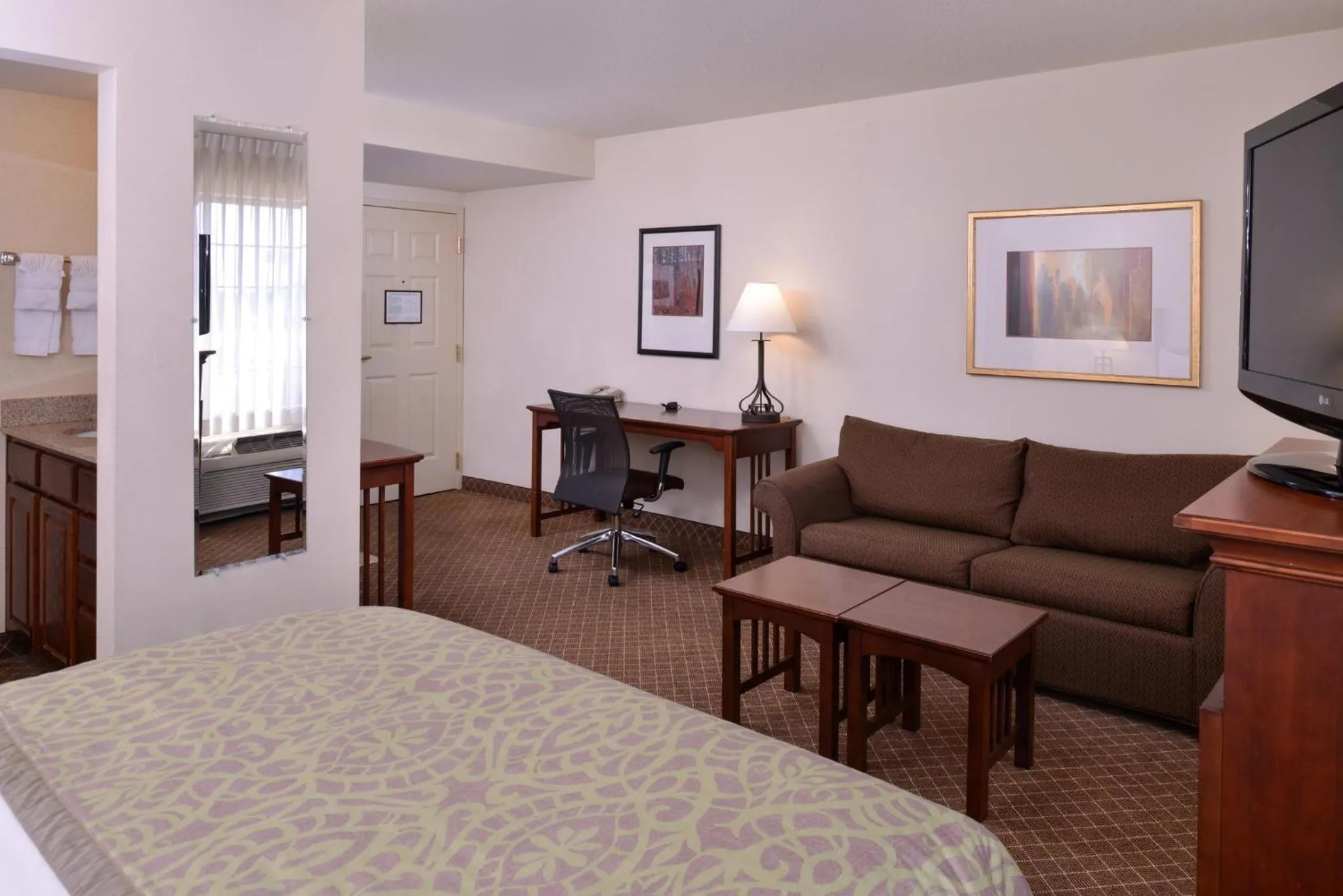 Photo of the whole room, Bed in Staybridge Suites Indianapolis-Airport by IHG