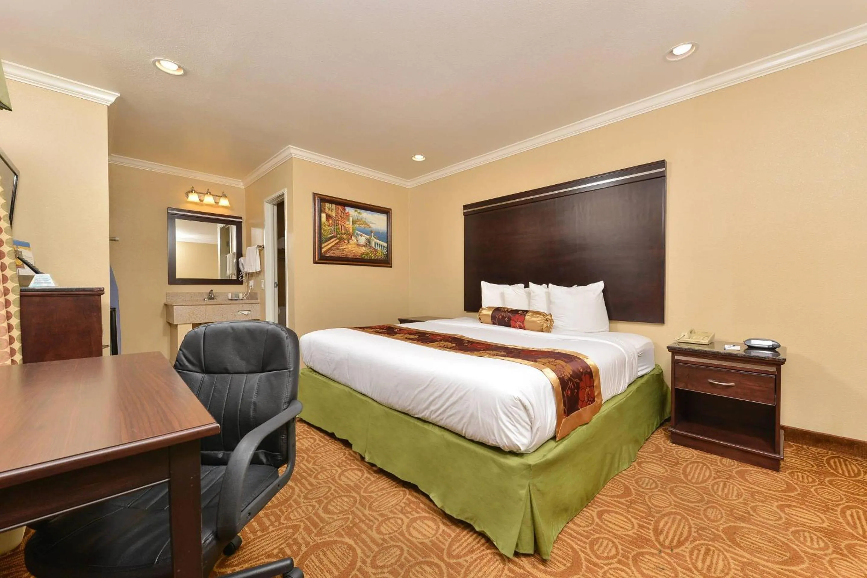 Bedroom, Bed in Rodeway Inn San Diego Near SDSU