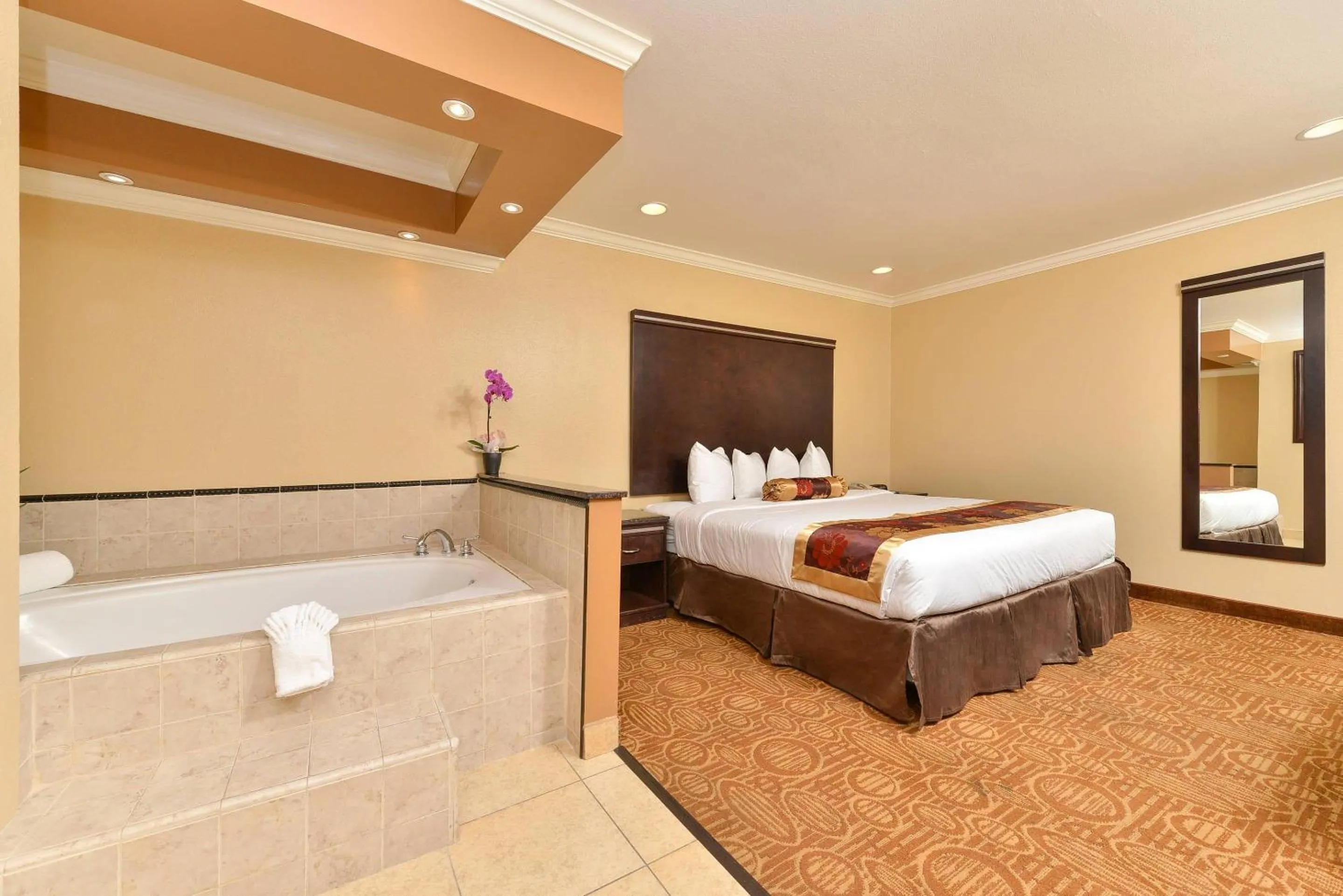 Bedroom, Bed in Rodeway Inn San Diego Near SDSU