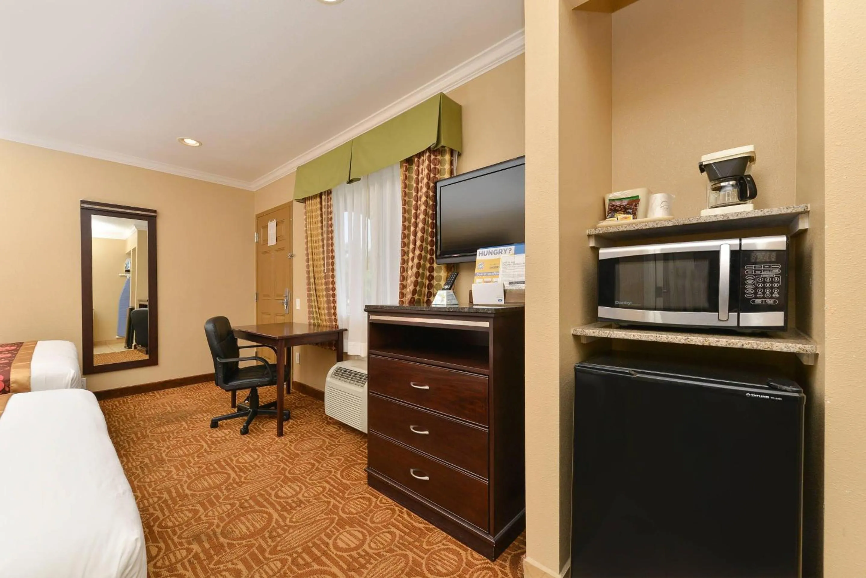 Bedroom, Bed in Rodeway Inn San Diego Near SDSU